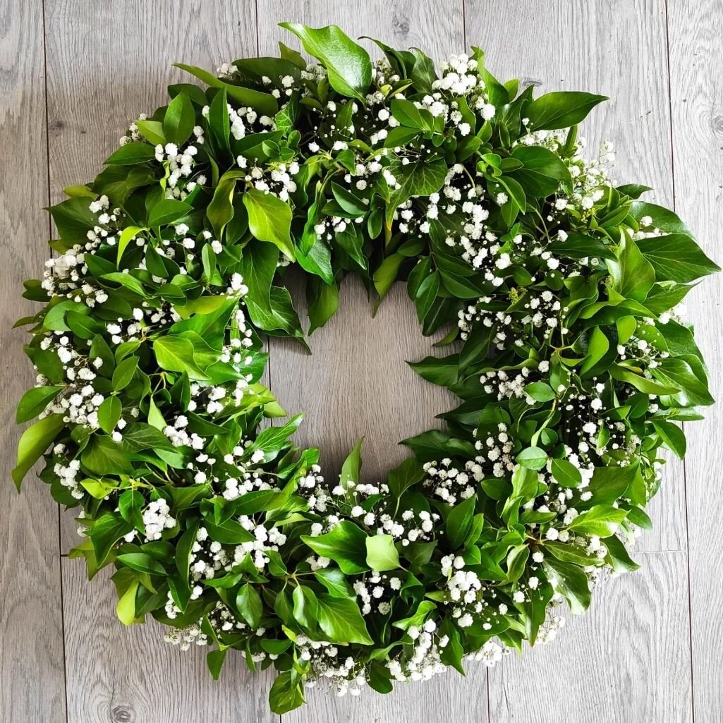 Ditsy white and green wreath.

#thefuneralflorist #peterboroughfuneralflowers #stamfordflorist #stamfordfuneral #oakhamflorist #shopstamford #shoplocal #peterborough