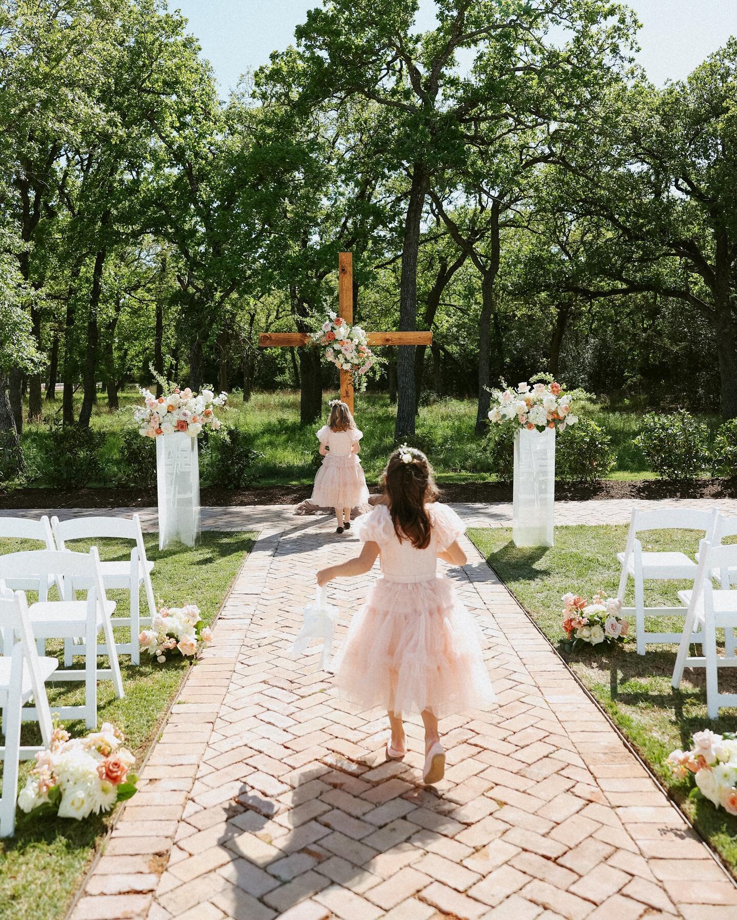 Took a lil social media break! Obviously had to dive in this gorgeous gallery from  @samanthayorkphoto !!!!! I&rsquo;m so excited to share more🤍✨

Venue: The Grand Lady | @grandladyaustin 
Dress: Brick &amp; Mortar | @brickandmortarbridal 
Coordinat
