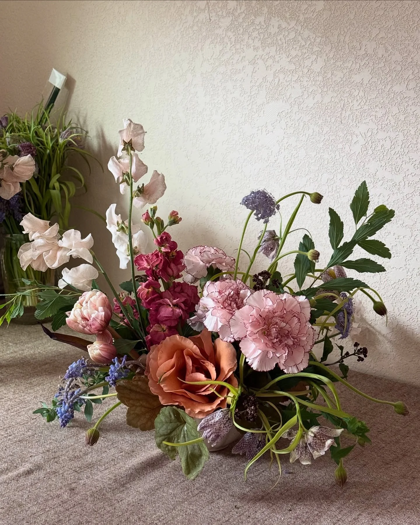 Florals from T + W's rehearsal din din🍇🌸🩵

[ #dallasflorist #dallasflowerdelivery #dfwflorist #dallaseverydayflowers #organicfloraldesign #dallaslocalflorist #floristsofdallas #dfwflowerdelivery #dfwflowers #dallasweddingflorist #fortworthweddingf