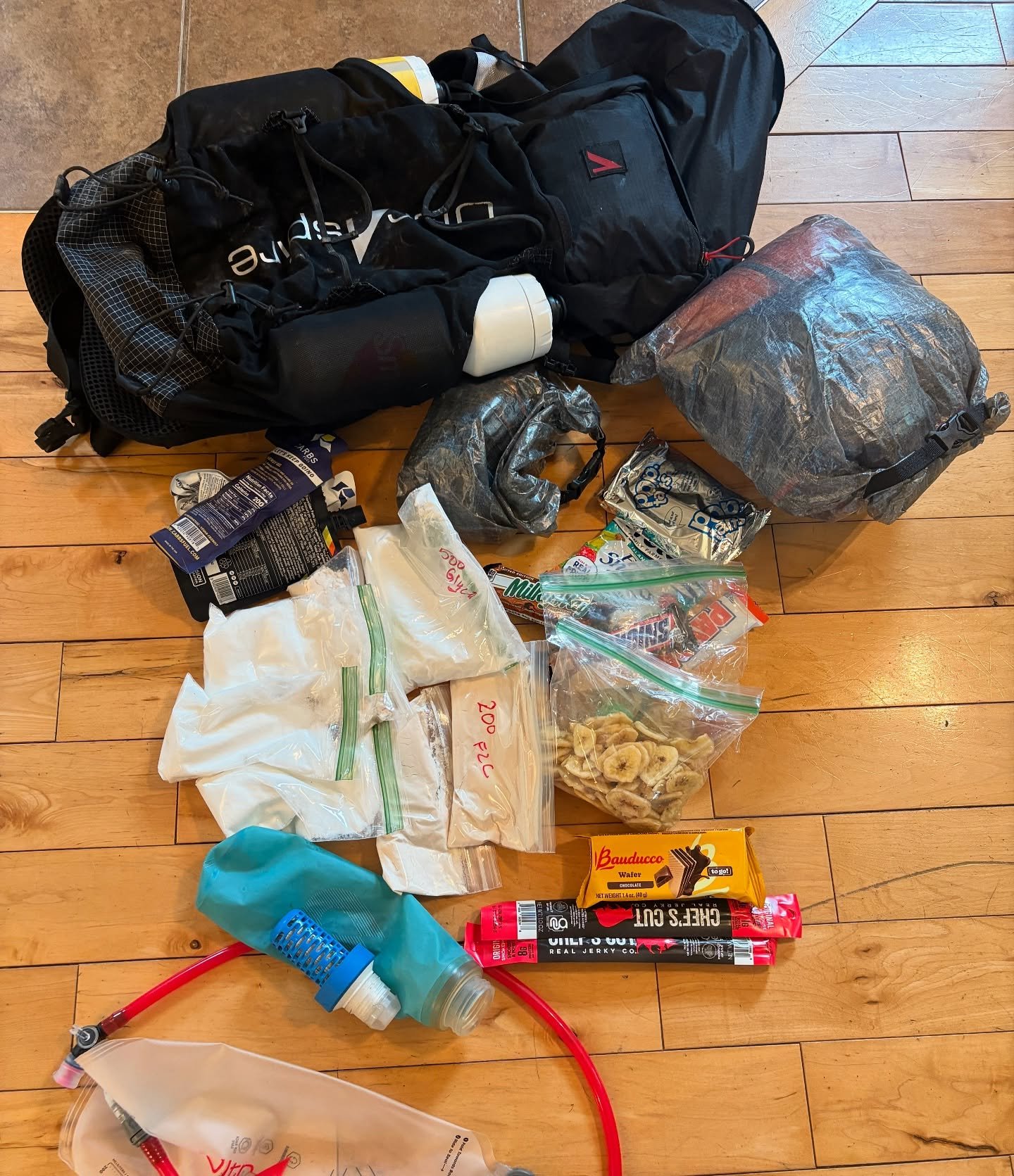 THE FOOD! 🍱 
Here&rsquo;s most of the calories that will be in my pack (the @ultraspire Epic XT 20L which I love!!) for the first 24 hours or so. If you have followed my adventures before, you know that I can survive for days on my go-to of F2C Endu