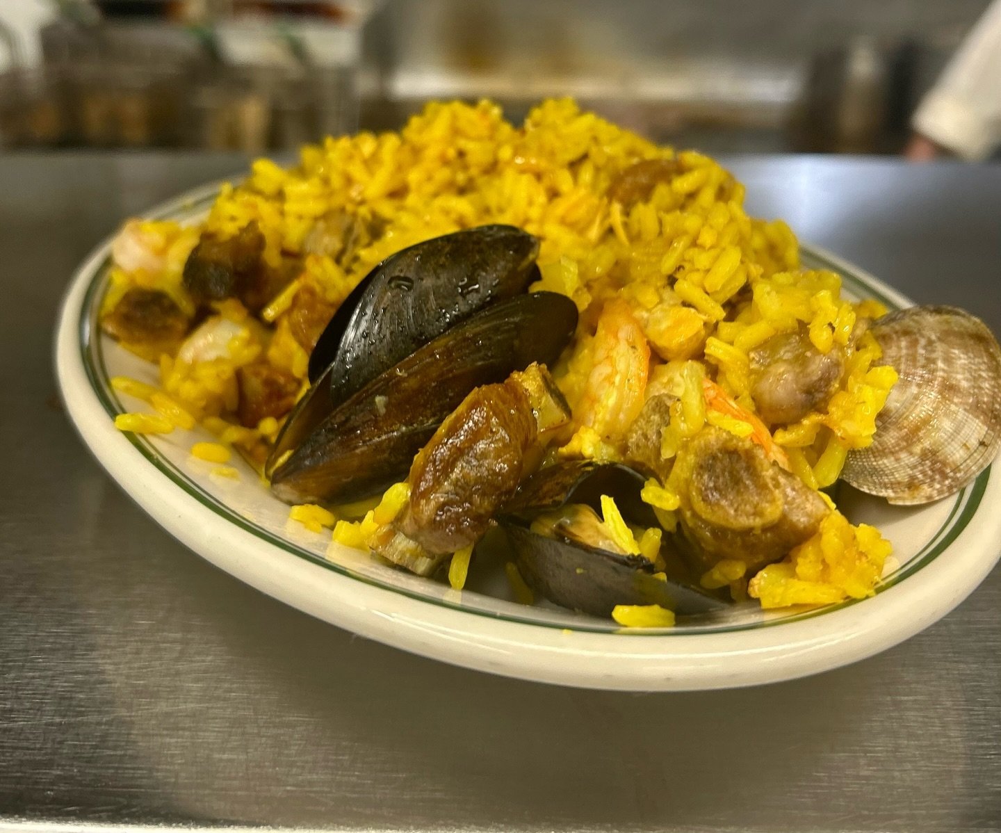 Weekends at The Star just got more flavorful! We&rsquo;ll now be offering our homemade seafood paella for lunch and dinner on Fridays and Saturdays. 🥘 🌟
Available for dine in, take out, or delivery 🍽️