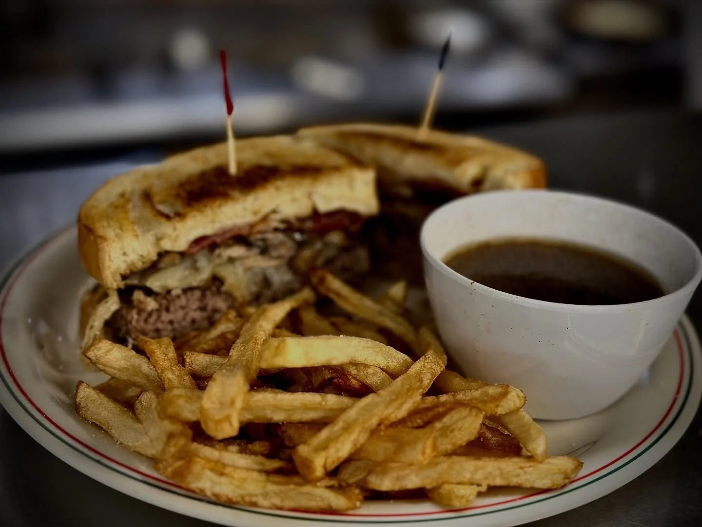 Today’s special: our hearty Patty Melt 🥓 
Toasted sourdough, juicy beef patty, Swiss cheese, bacon, and sautéed mushrooms & onions — served with rich au jus for dipping.