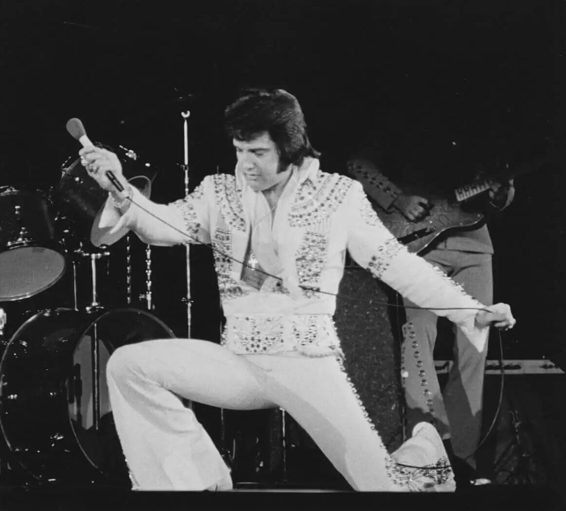 That Friday Feeling! 

⚡️
⚡️
⚡️
⚡️
⚡️
⚡️
⚡️
#elvis #elvispresley #alwayselvis #graceland #thekimgofrocknroll #theking #tcb #memphis #tennessee #sunrecords #rca #jumpsuit #ontour #lasvegas #fridayfeeling #friday