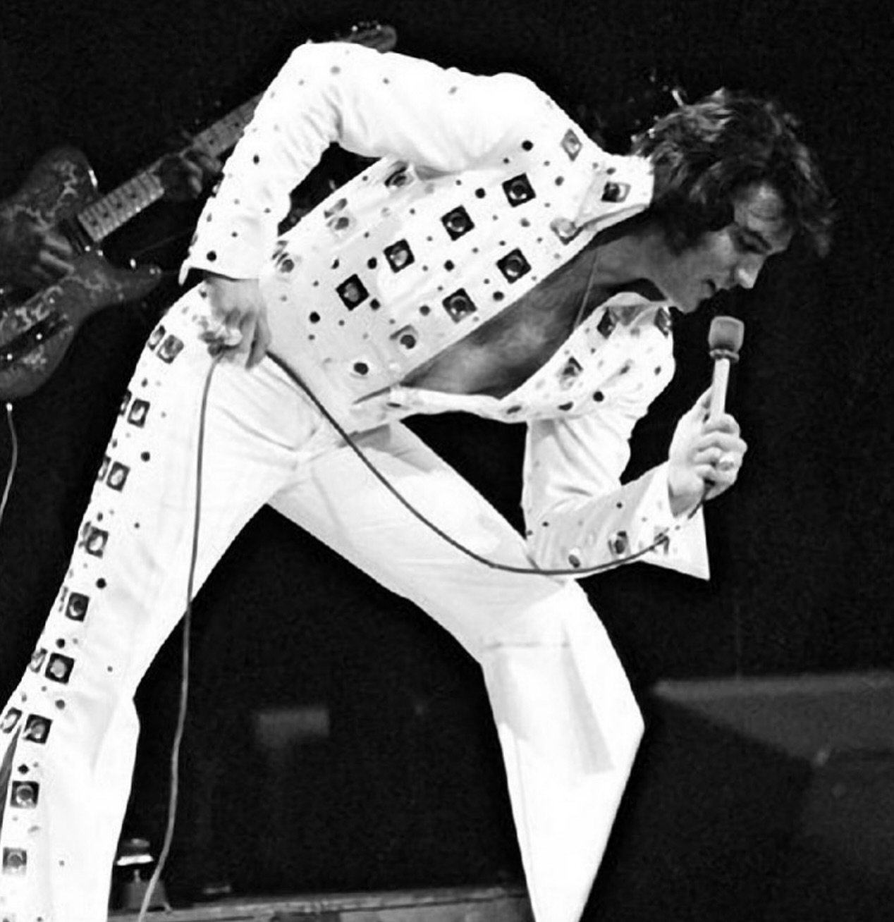 Elvis having fun with the New York audience. 

⚡️
⚡️
⚡️
⚡️
⚡️
⚡️
⚡️
#elvis #elvispresley #alwayselvis #graceland #thekimgofrocknroll #theking #tcb #memphis #tennessee #sunrecords #rca #jumpsuit #ontour #newyork #msg #thegarden