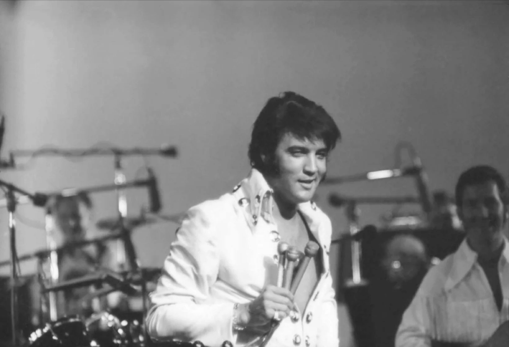 Some nights one microphone just wasn&rsquo;t enough. ;)

⚡️
⚡️
⚡️
⚡️
⚡️
⚡️
#elvis #elvispresley #graceland #memphis #hilton #lasvegas #sunrecords #rca #tcb #king #international