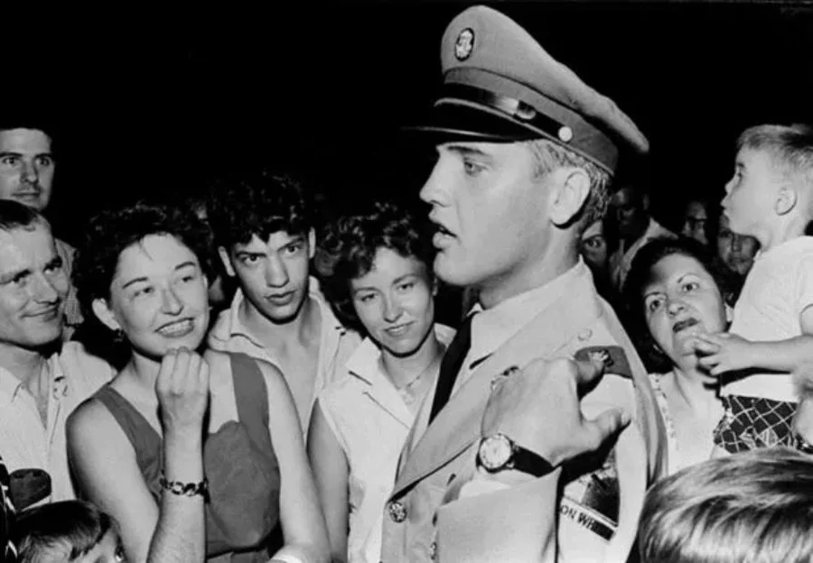 Imagine being that close to Elvis! #elvis #army