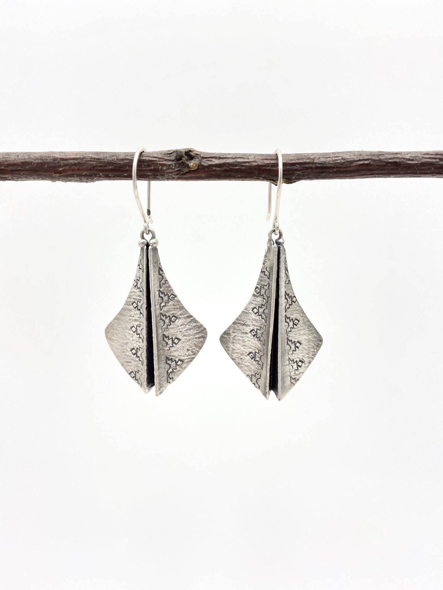 PLEATED ARROW EARRINGS