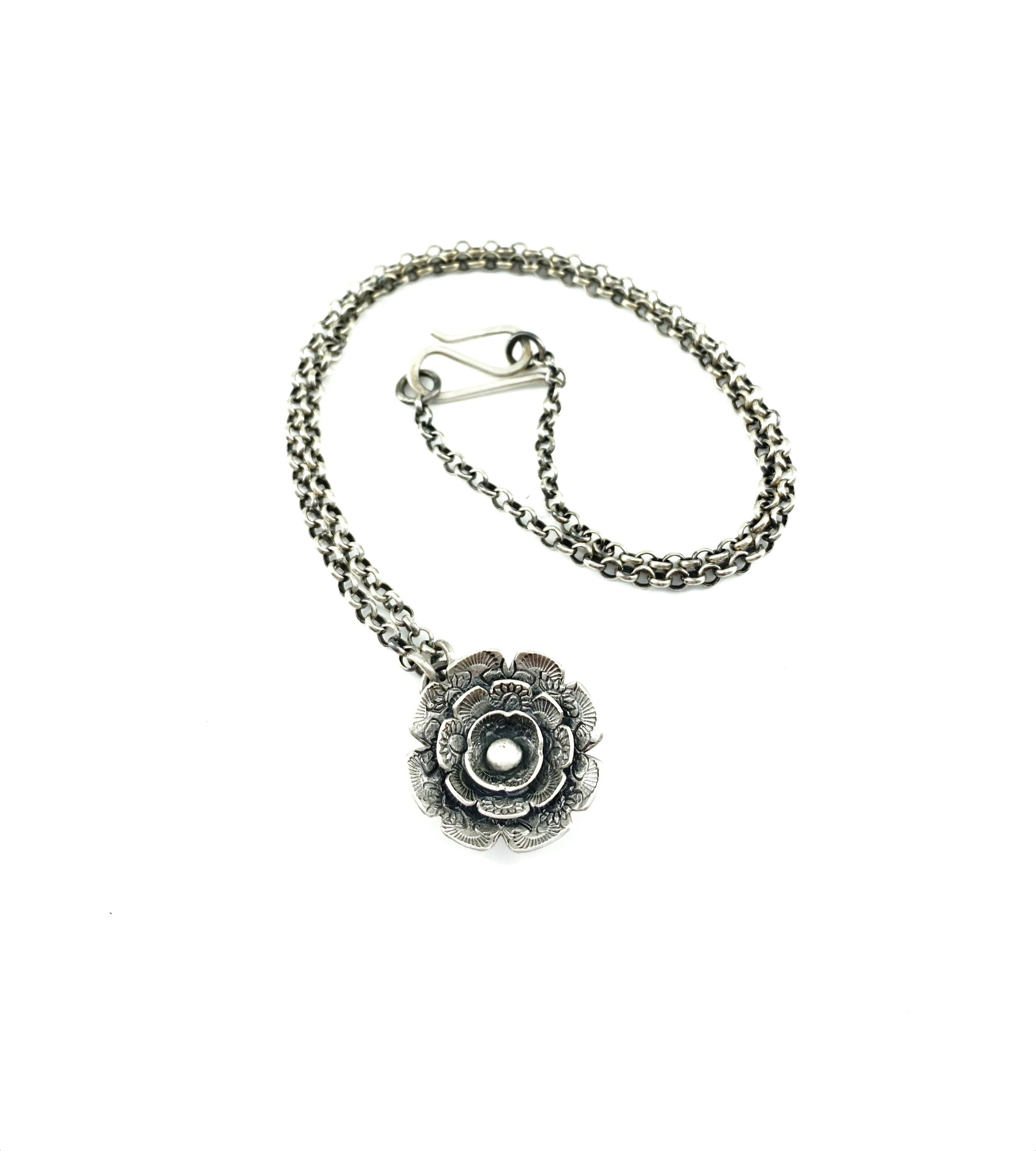 SILVER BLOOM PENDANT