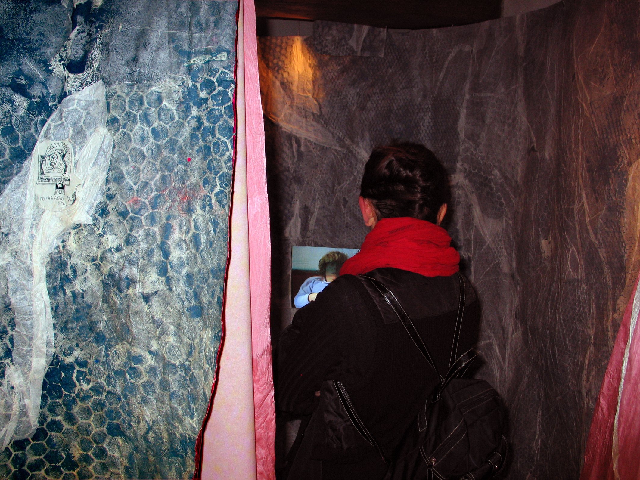 4 Visiteuses dans Pièce id.jpg