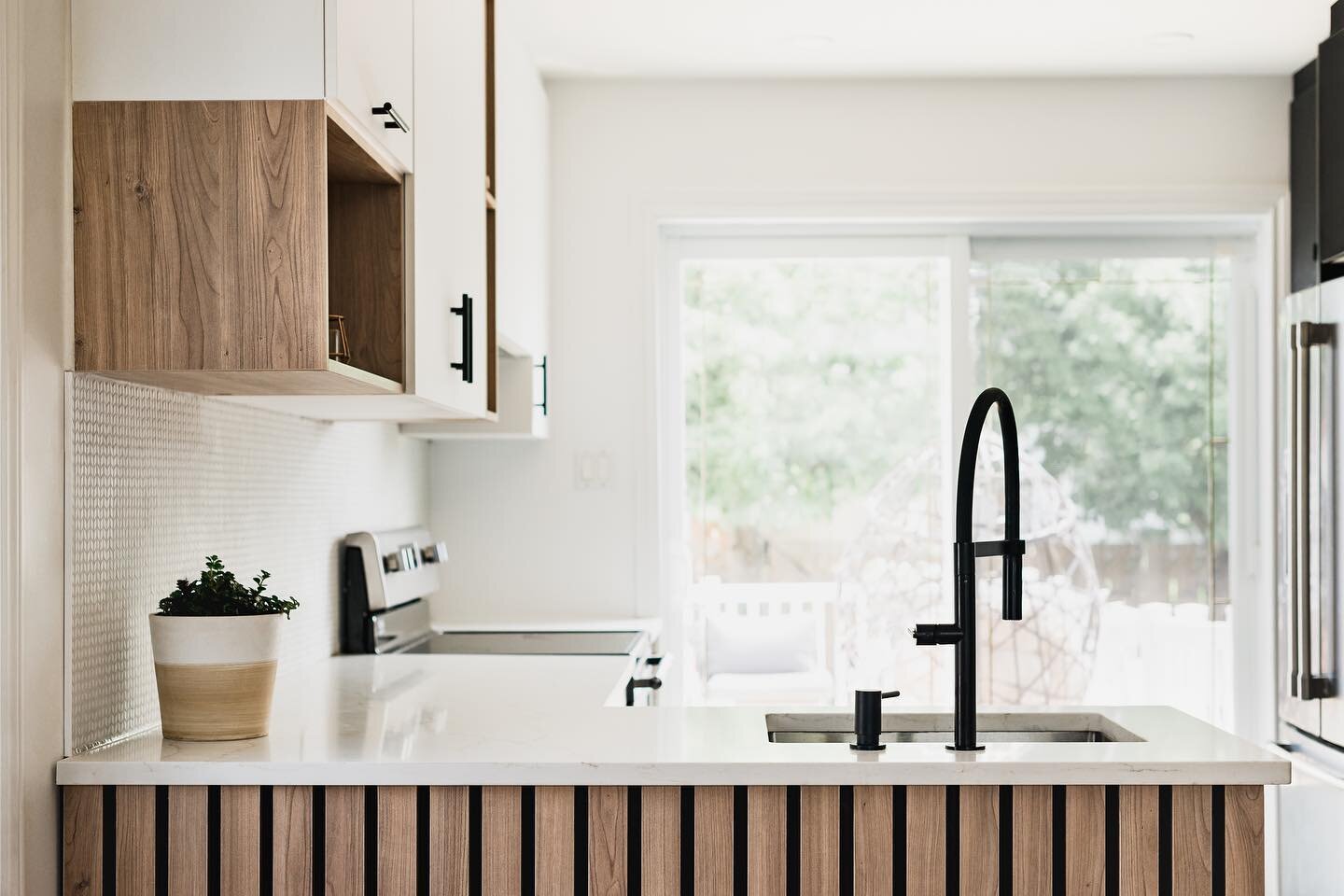 We always love sharing the before/after on our projects! This beautiful kitchen just needed some love and needed to be more functional for our clients! ✨

On aime toujours vous partager les avants/apr&egrave;s de nos projets! Dans ce projet de cuisin