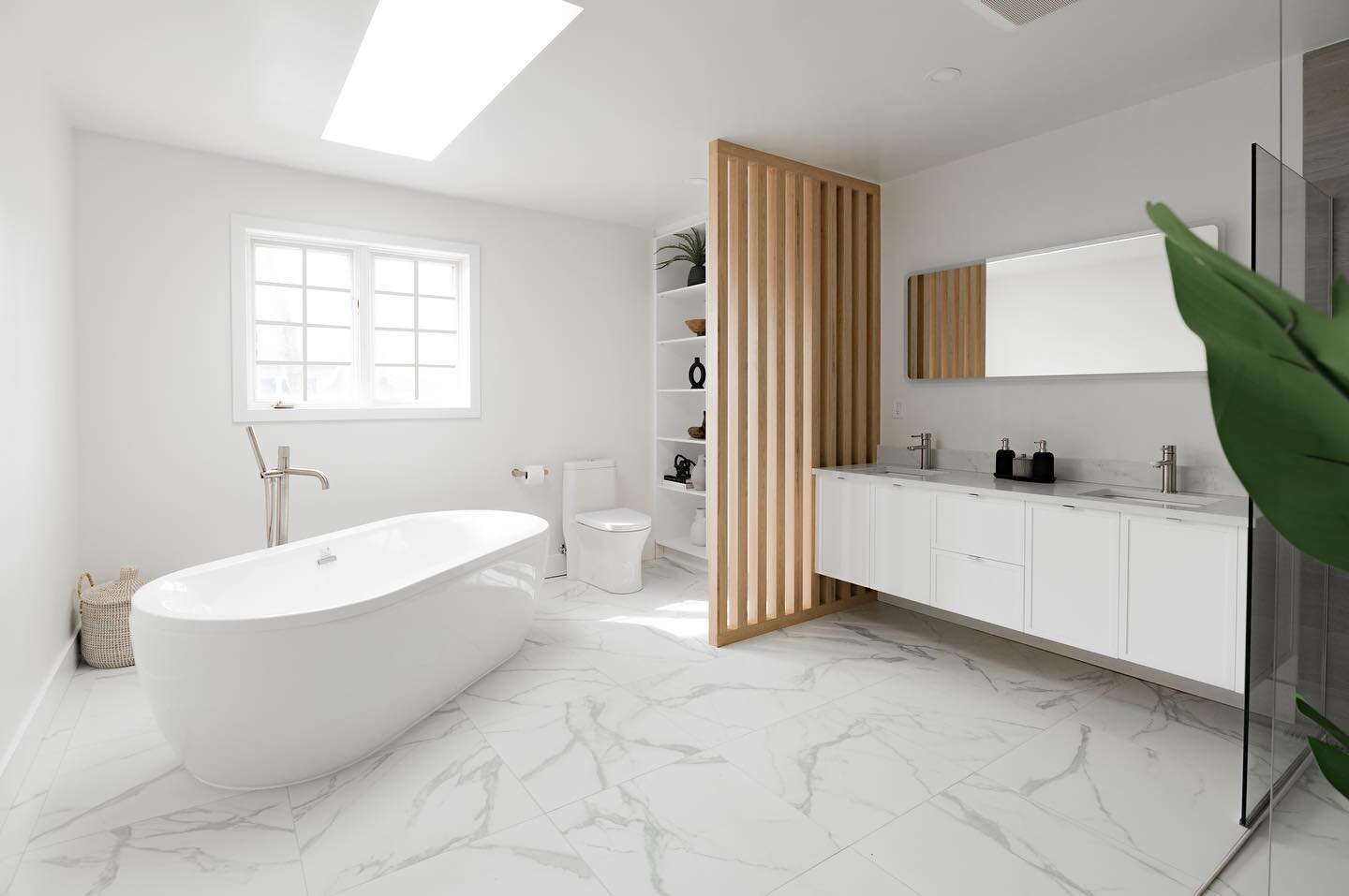 Residence Dub&eacute; (Swipe -&gt; before/avant)

Par o&ugrave; commencer pour cette magnifique salle de bain? Le mandat du client &eacute;tait simple: augmentation du rangement, plus de luminosit&eacute; et un design intemporel. 

Nous avons donc bi