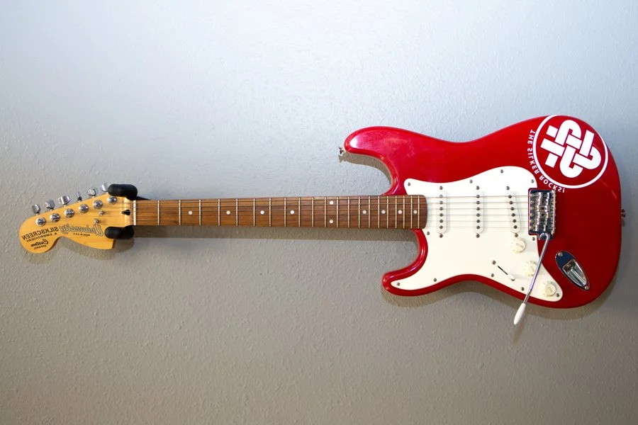 UNVS-5299-GUITAR.jpg