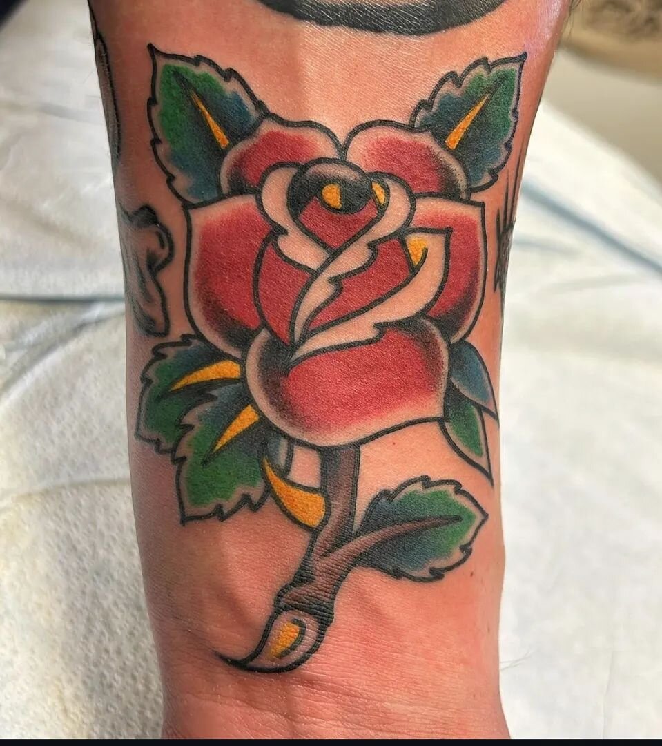 Tattoo by @dead_bob_tattoo . For appointments contact artist directly or click the link in our bio. #roses #rosetattoos #tradiotional #traditionaltattoos #norwalkca #norwalksfinest #boldwillhold #brightandbold #losangelestattooartist #losangeles #562