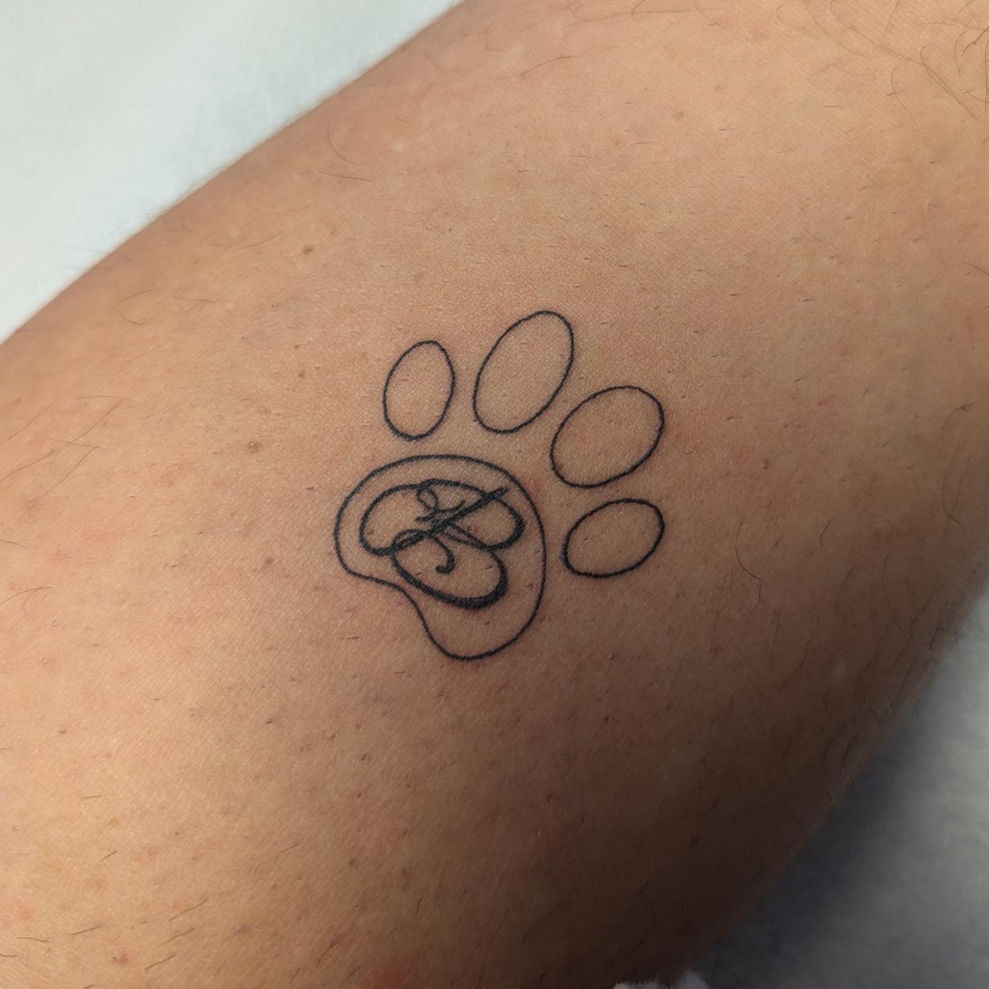 For a good boy. We do all kinds of tattoos at Hand In Glove Tattoo, big or small. Do you have a pet you'd like to commemorate with a tattoo? We're open TUESDAY -SATURDAY 11-7pm. We're here for all your tattoo needs. ✨❤️ Tattoo by @arlenesalinas_m