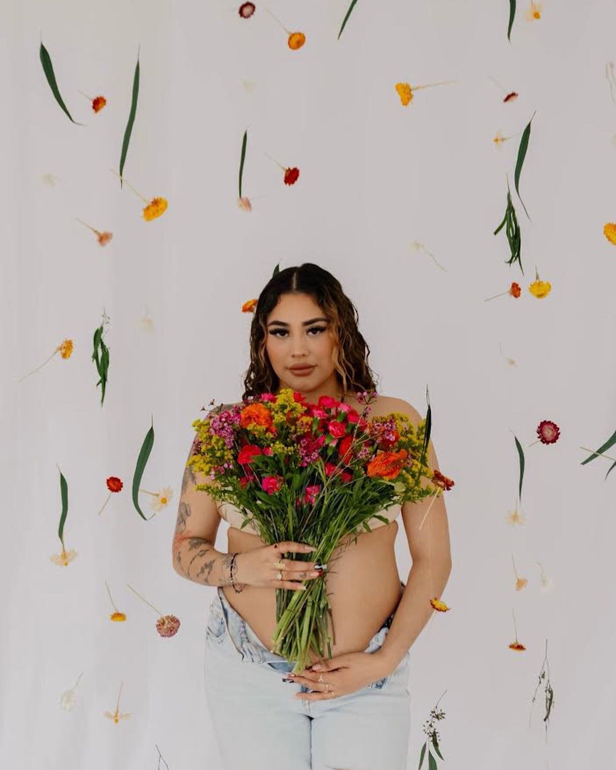 This flower top maternity session is perfect with our hanging flowers and blue wall @rosiesierra.photography 🤩