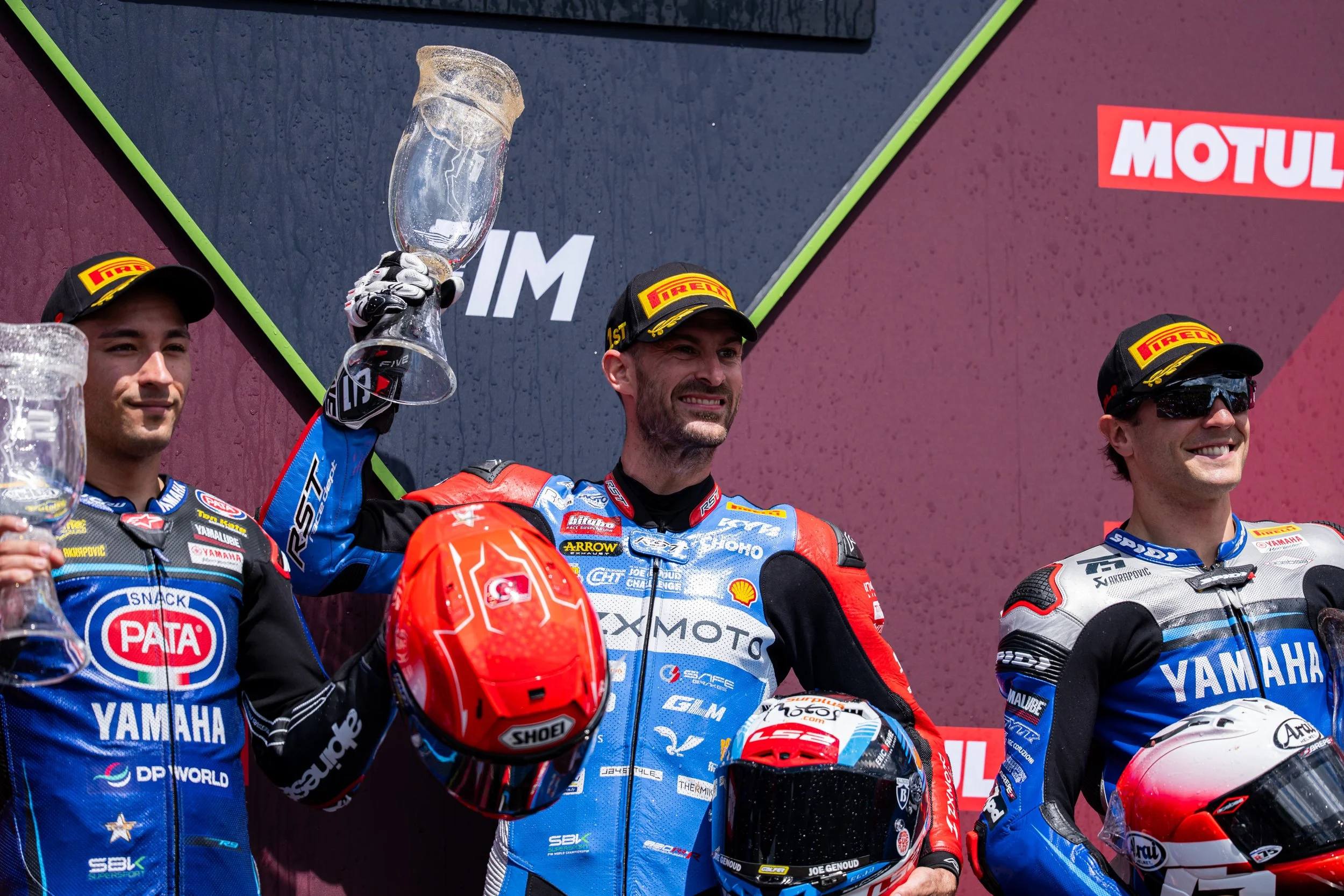 チェコ・アウトドローム・モストで開催されたWSBK Round 1にて、表彰台の頂点に立つヴァレンティン・デビセ選手。Photo Credit: WSBK