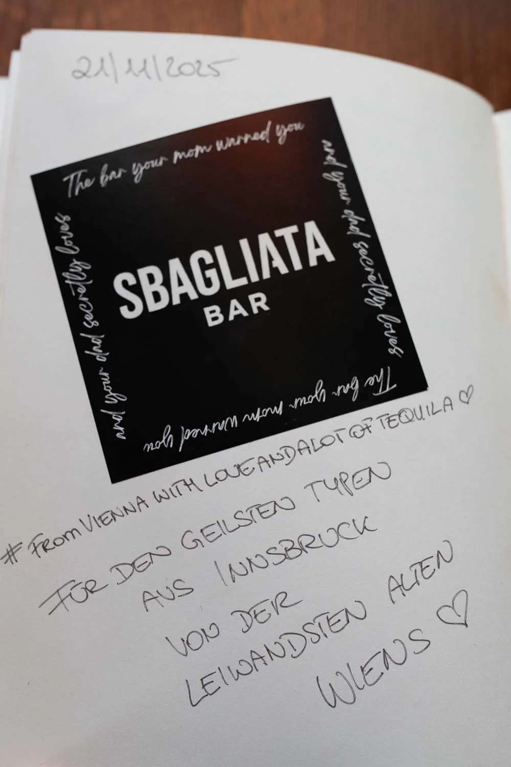Foto einer Seite aus dem Liquid Diary Tagebuch, in dem ein Gast etwas gezeichnet oder sich mit einer Nachricht verewigt hat.