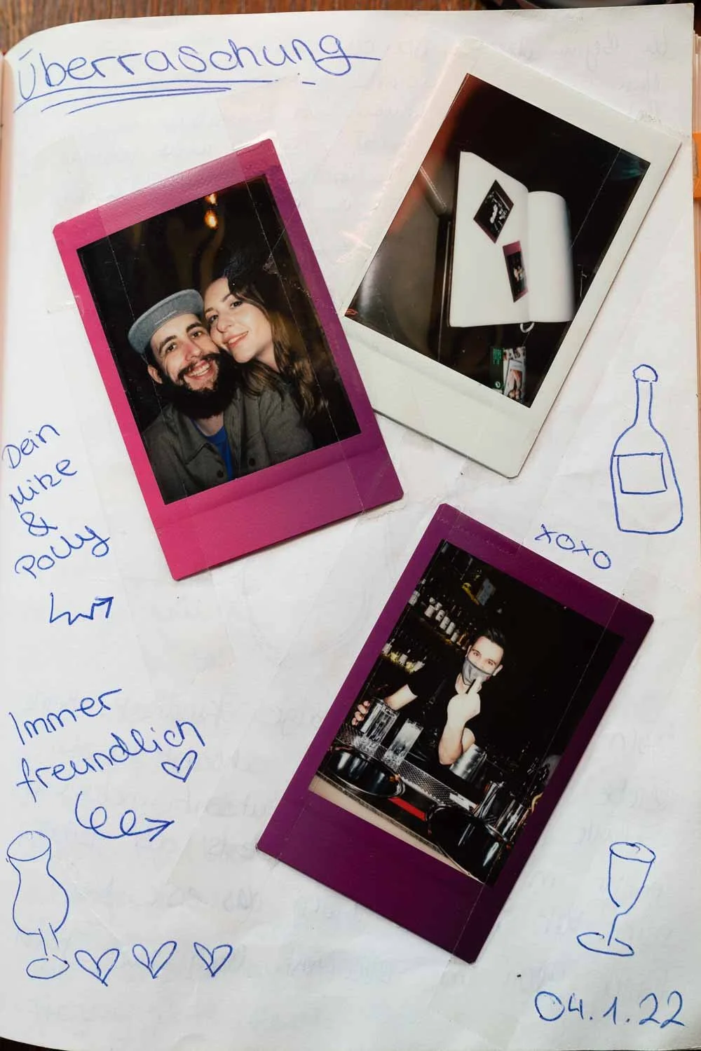 Foto einer Seite aus dem Liquid Diary Tagebuch, in dem ein Gast etwas gezeichnet oder sich mit einer Nachricht verewigt hat.