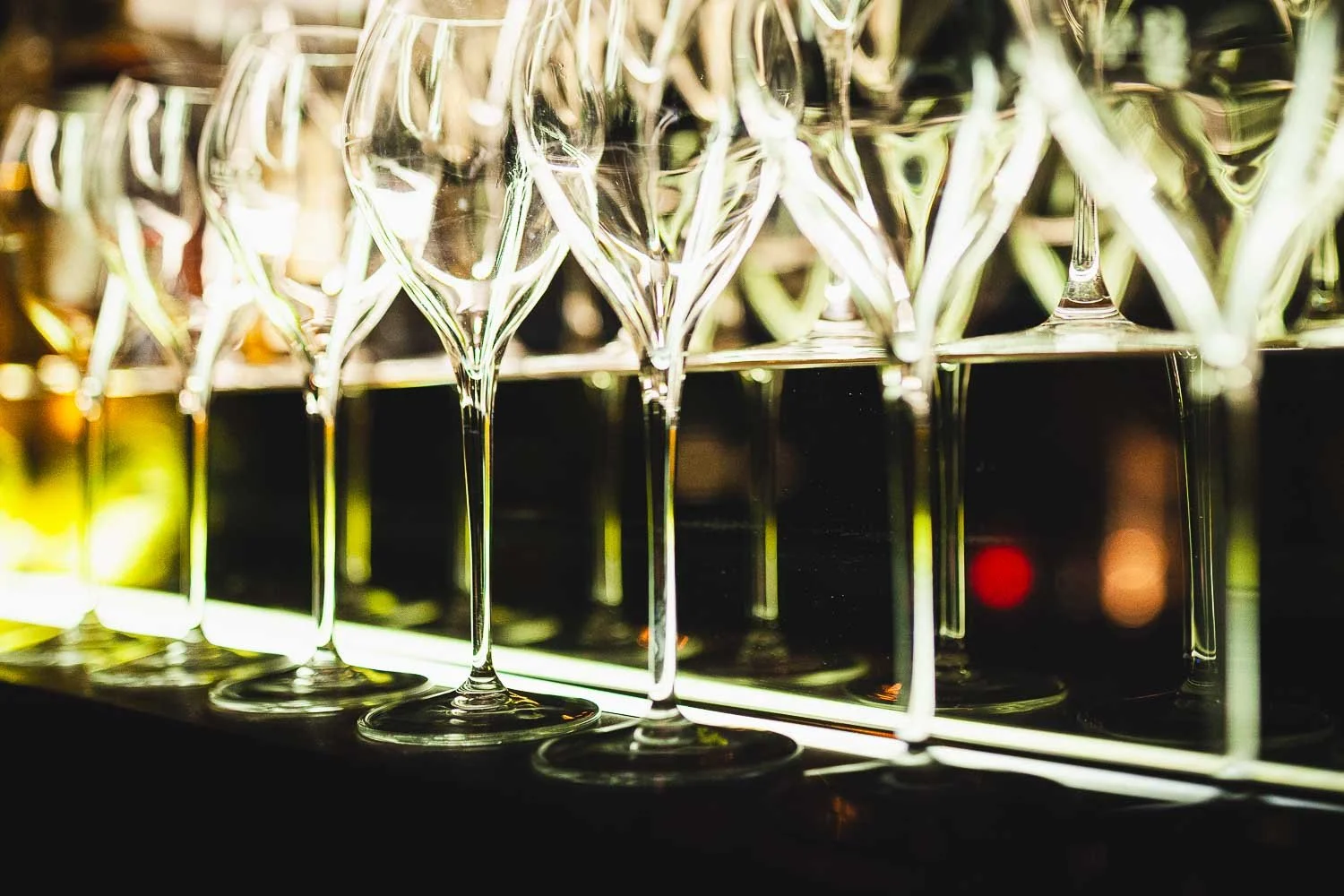 Leere Champagnergläser in der Liquid Diary Cocktailbar in Innsbruck