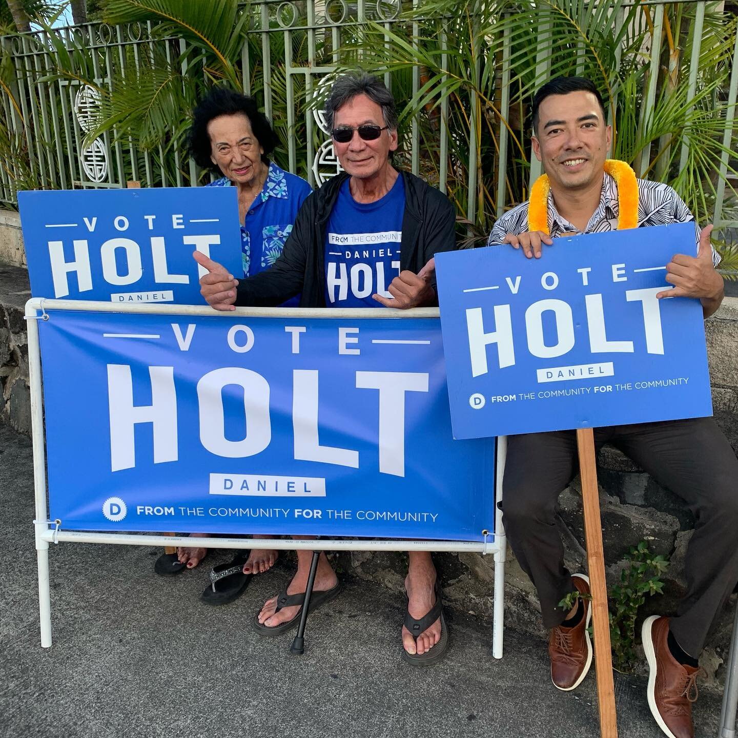 Finishing strong with our final sign waving before the Primary Election tomorrow!🤙🏽💪🏼

Mahalo to @districtcouncil50 &amp; @ilwulocal142hawaii for coming out to support today along with my family and friends🙏🏽
#VoteHolt
#fromthecommunity
#forthe