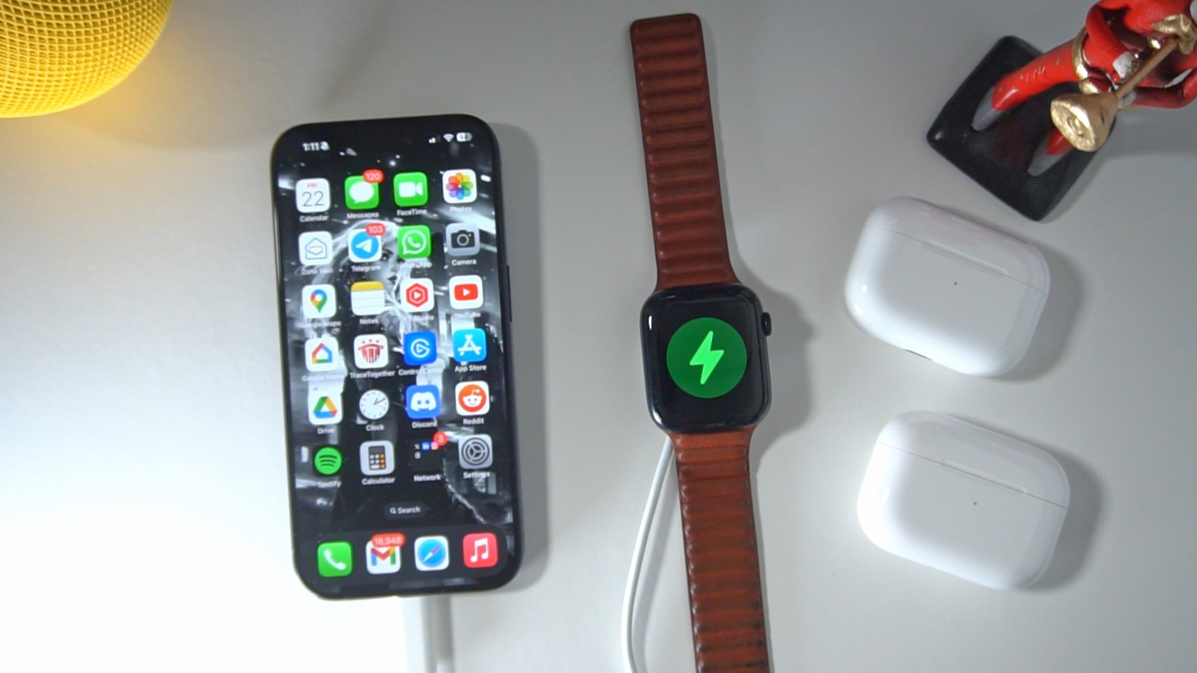 iPhone 15 pro usb-c charging apple watch 8.jpg