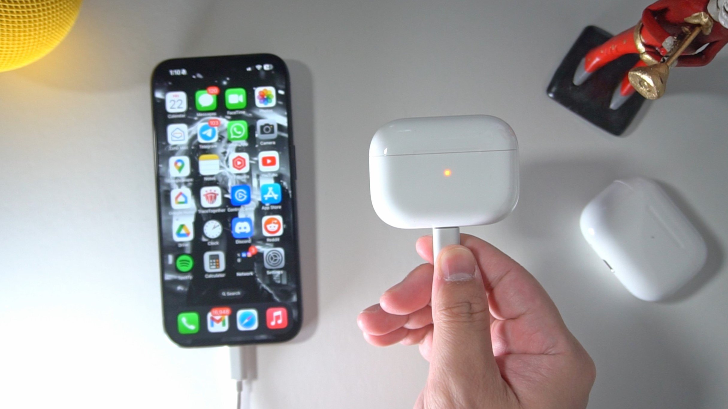 iPhone 15 pro usb-c charging airpods pro 2.jpg