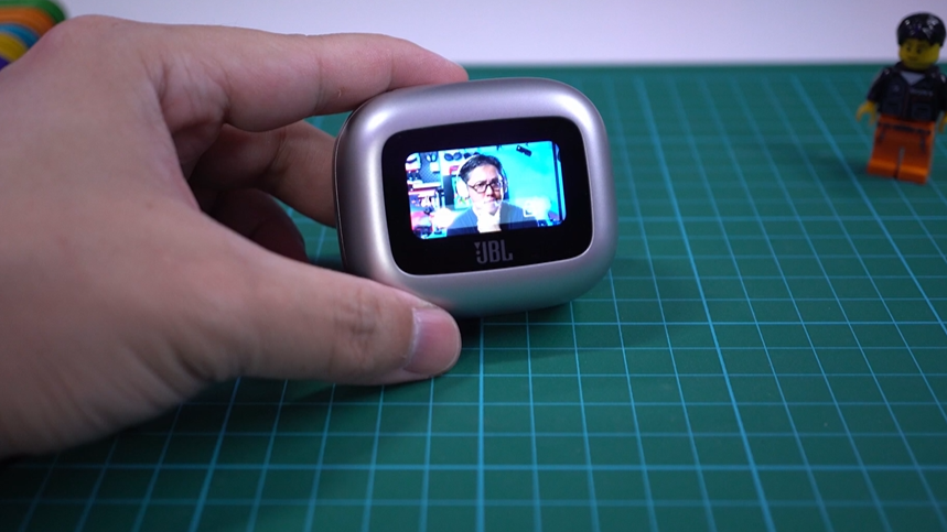 They both have the same screen on the case