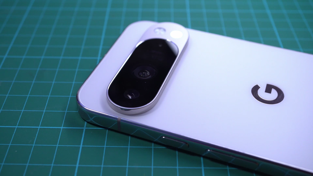 Why Pixel 10 Pro XL BEATS S25 Ultra | Review — Aaron x Loud and Wireless
