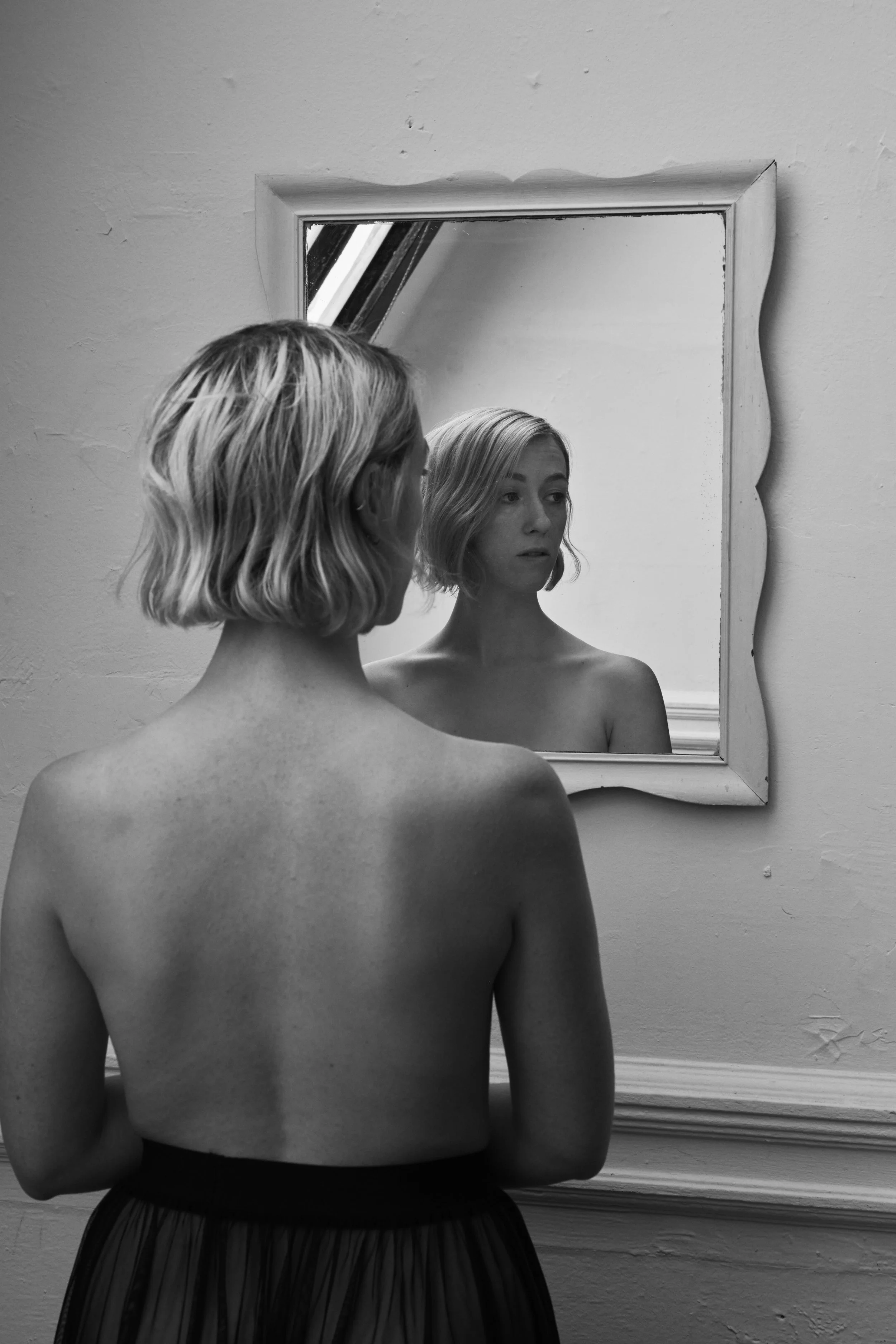 portrait-femme-miroir-noir-blanc-atelier-zephyr-nice