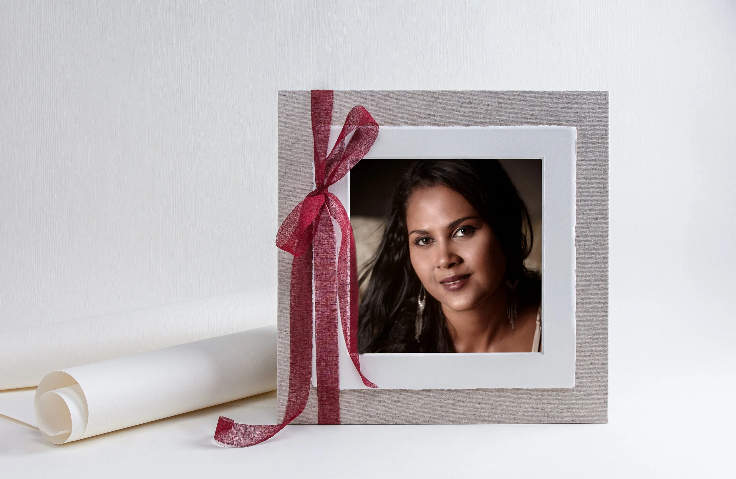 Portrait encadré présenté avec un ruban, symbole d’un cadeau photographique Atelier Zéphyr à Nice.