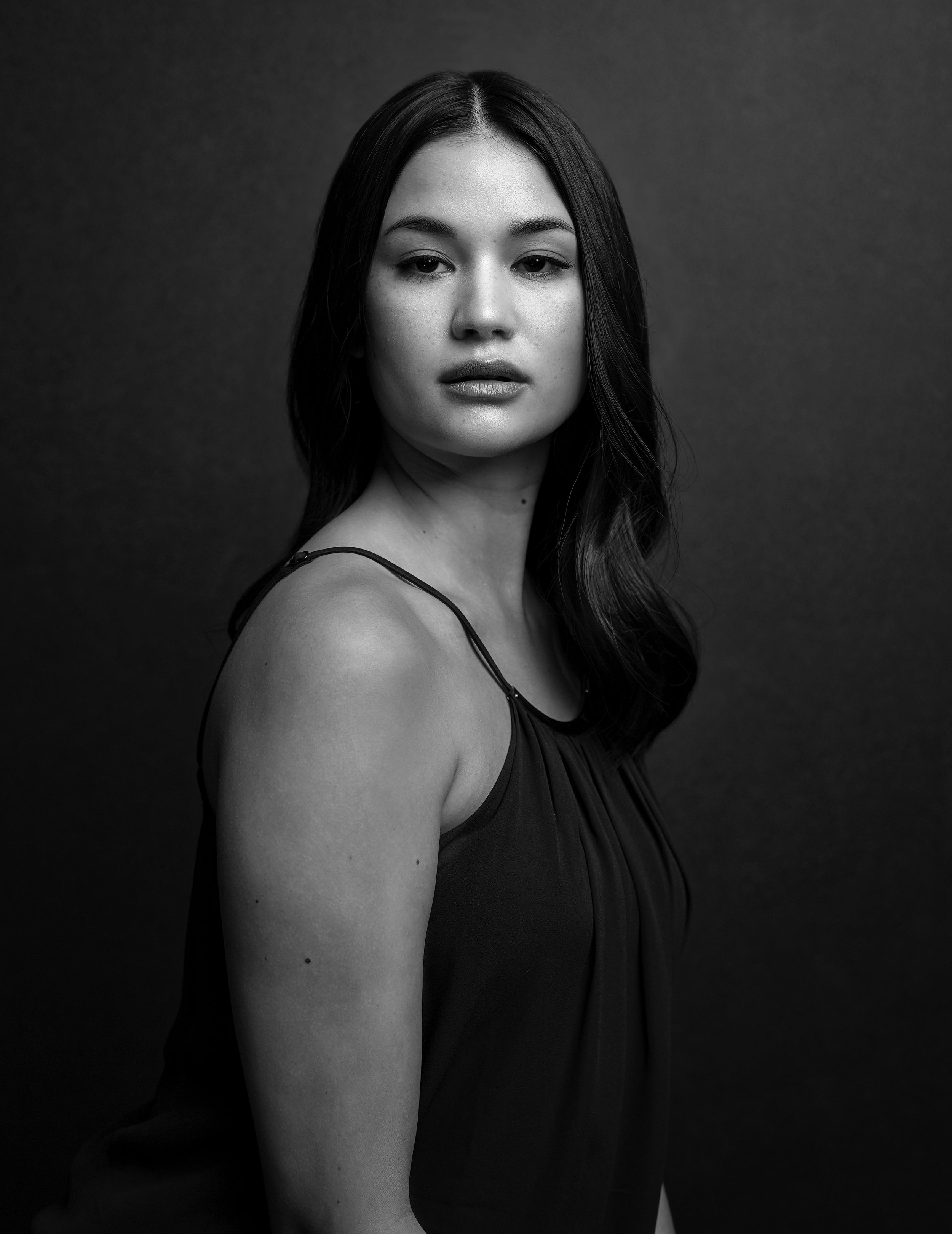 portrait-femme-regard-noir-blanc-atelier-zephyr-nice