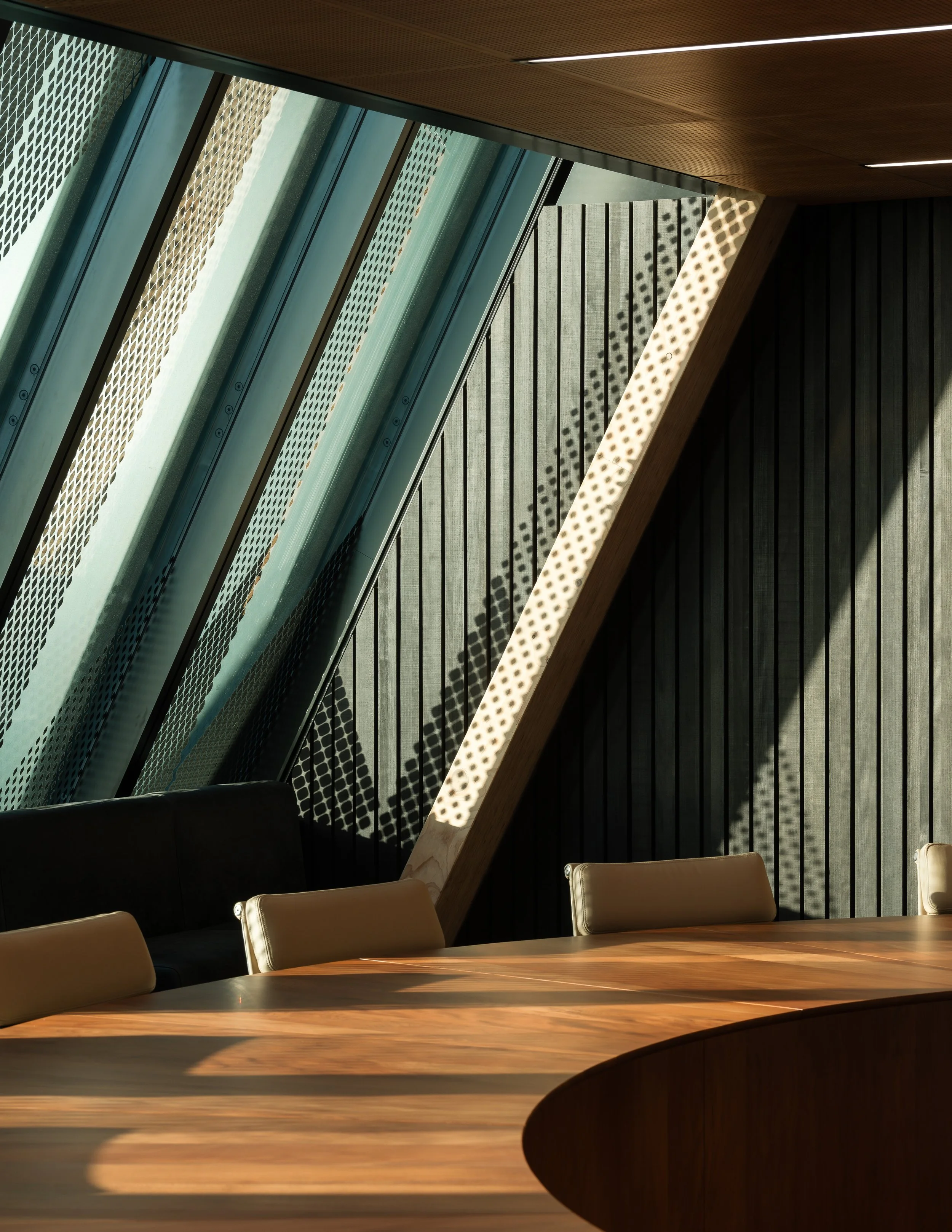 treology-kauri-wood- korowai-boardroom-table-grain-detail-fisher-paykel-head-quarters-rta.jpg