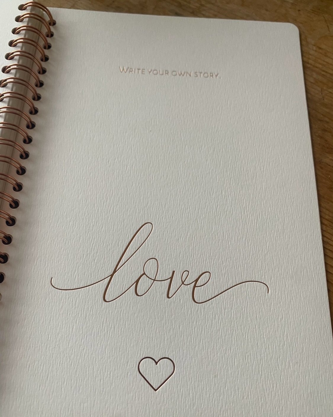 Ein paar Gedanken aus meinem Journal &hellip; ungefiltert, ohne Filter ❤️&zwj;🔥 &uuml;ber Yoga, &uuml;ber Verbindung, &uuml;ber Liebe letztendlich &hellip; am Ende geht es immer darum, so scheint es mir. 

Werde mit dem Text noch weiterarbeiten &hel