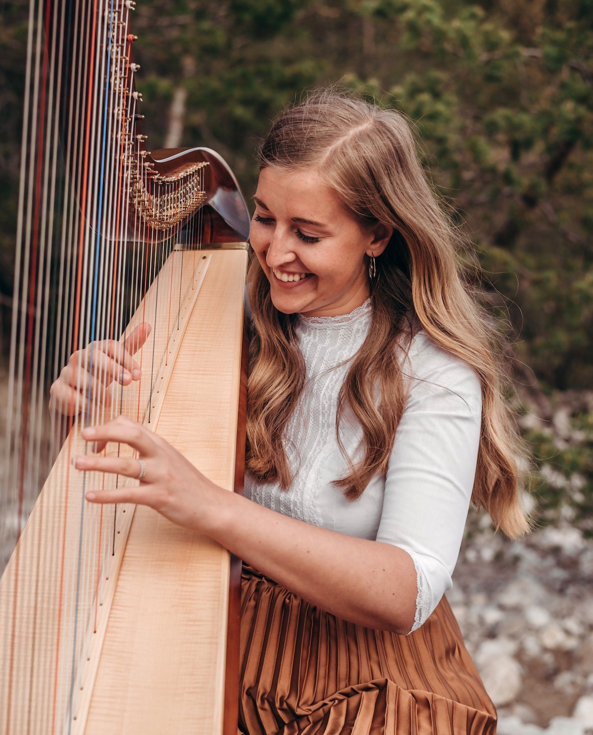 Eine Frau, die Harfe spielt.