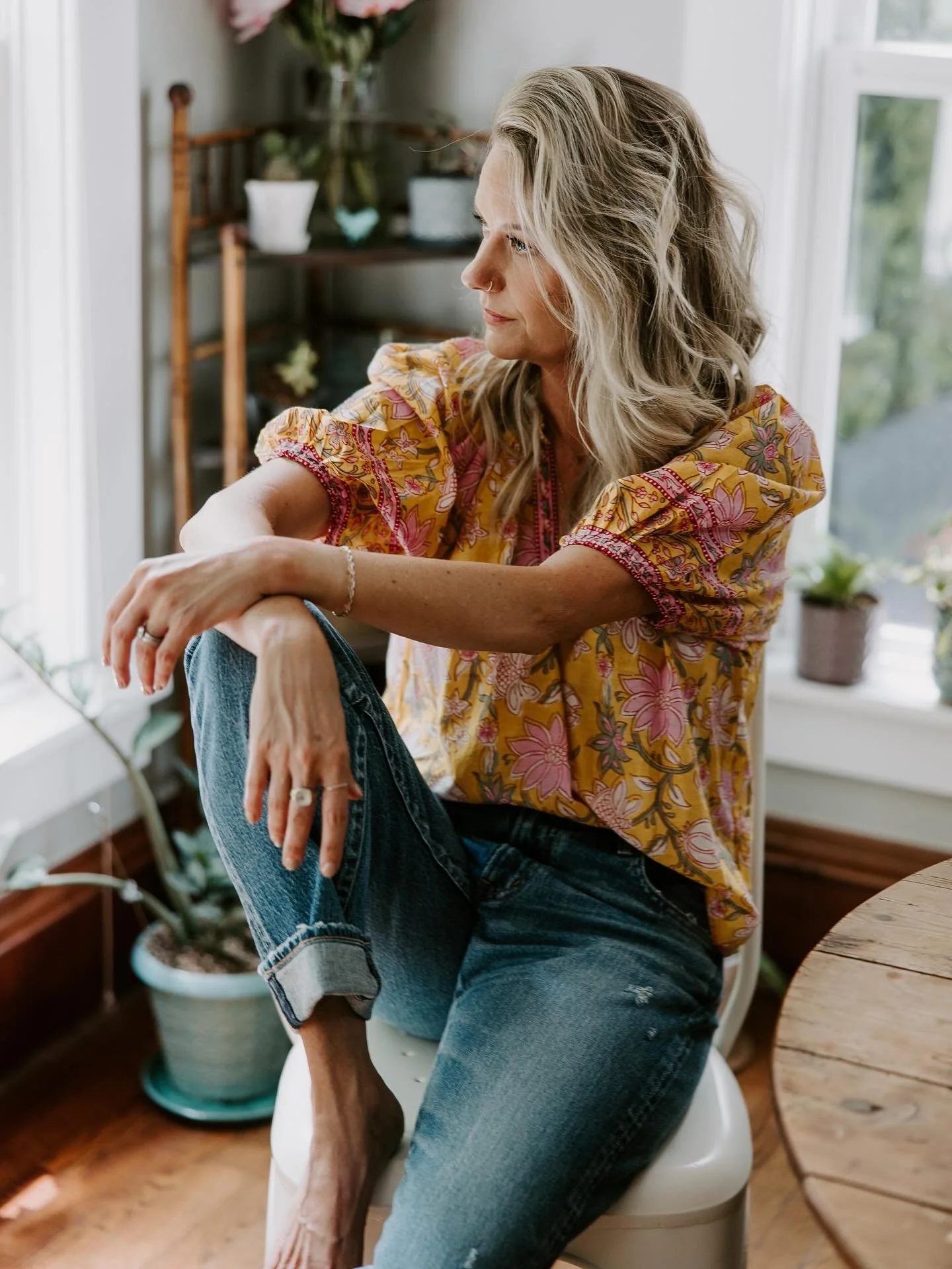 I&rsquo;ve been noticing a little trend popping up in my feed lately&mdash;the lifestyle shot where you&rsquo;re looking away from the camera. And honestly? It might just be my favorite.

There&rsquo;s something so natural about it. Instead of that &