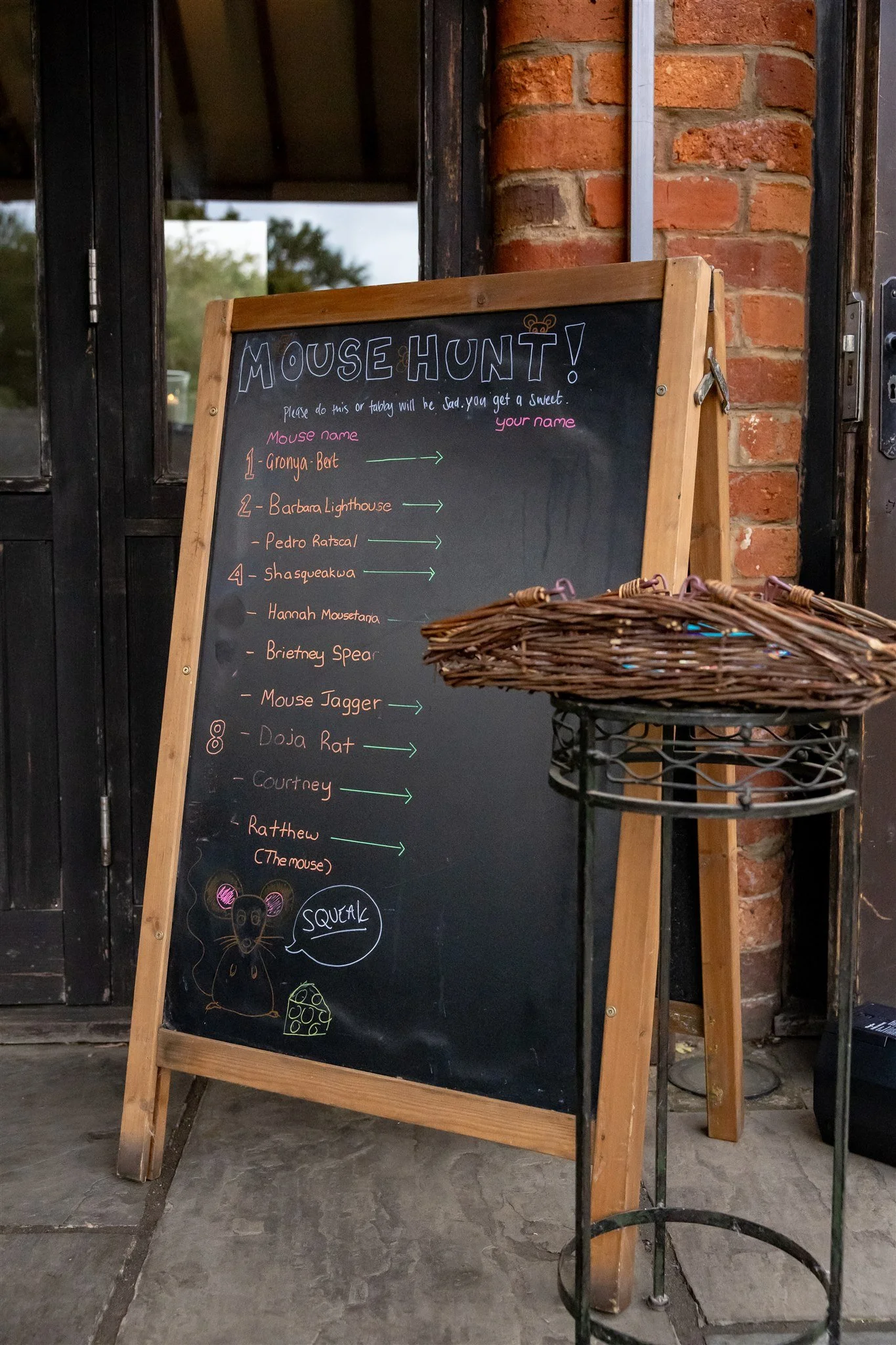 budget friendly ways to entertain wedding guests