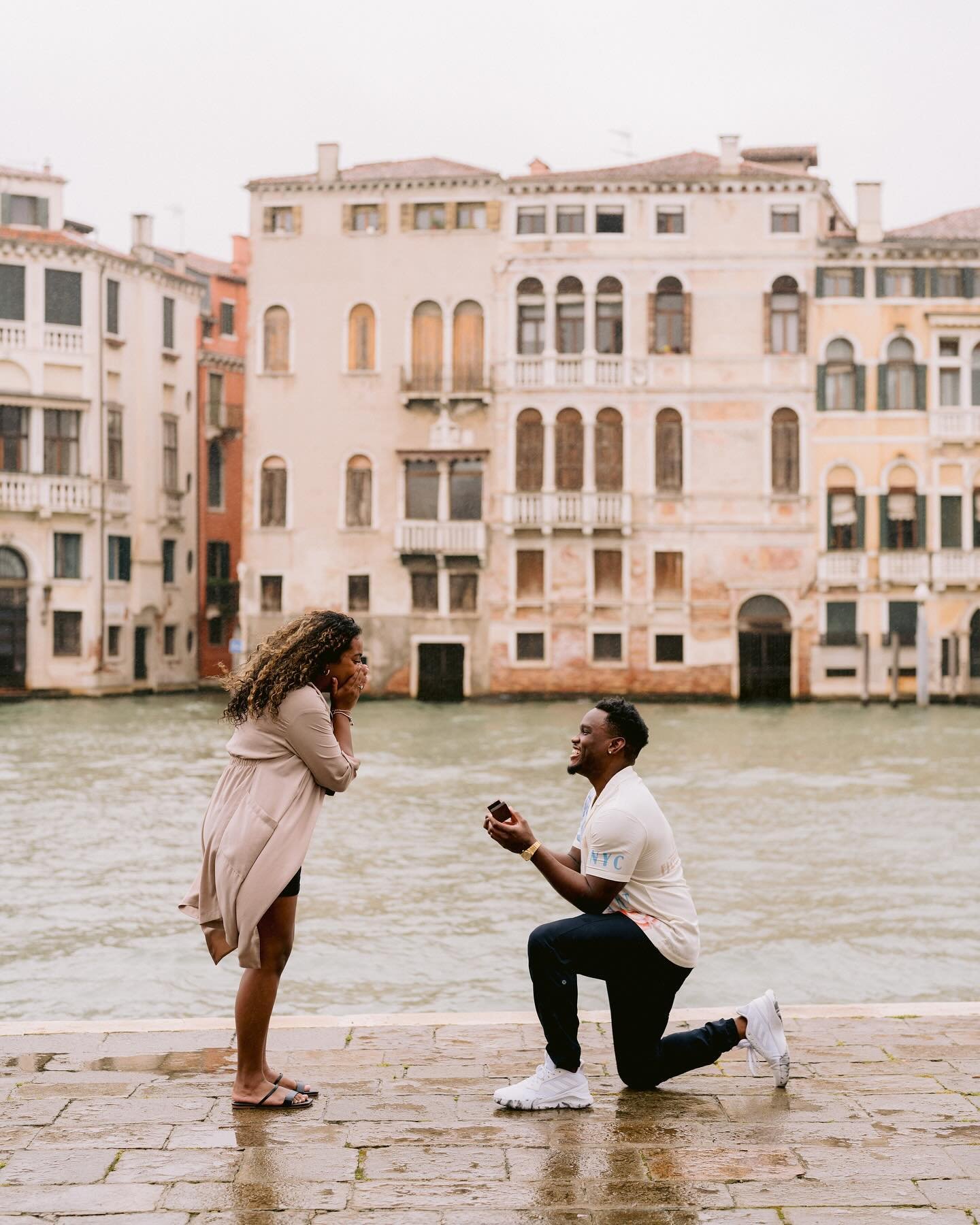 Braving the bad weather with a ring and a yes 💍 

&bull;
&bull;
&bull;

#venicephotographer#destinationweddingphotographer#engagement#engagementitaly#engagementvenice#proposalvenice#veniceweddingphotographer#veniceweddingphotoshoot#veniceweddingphot