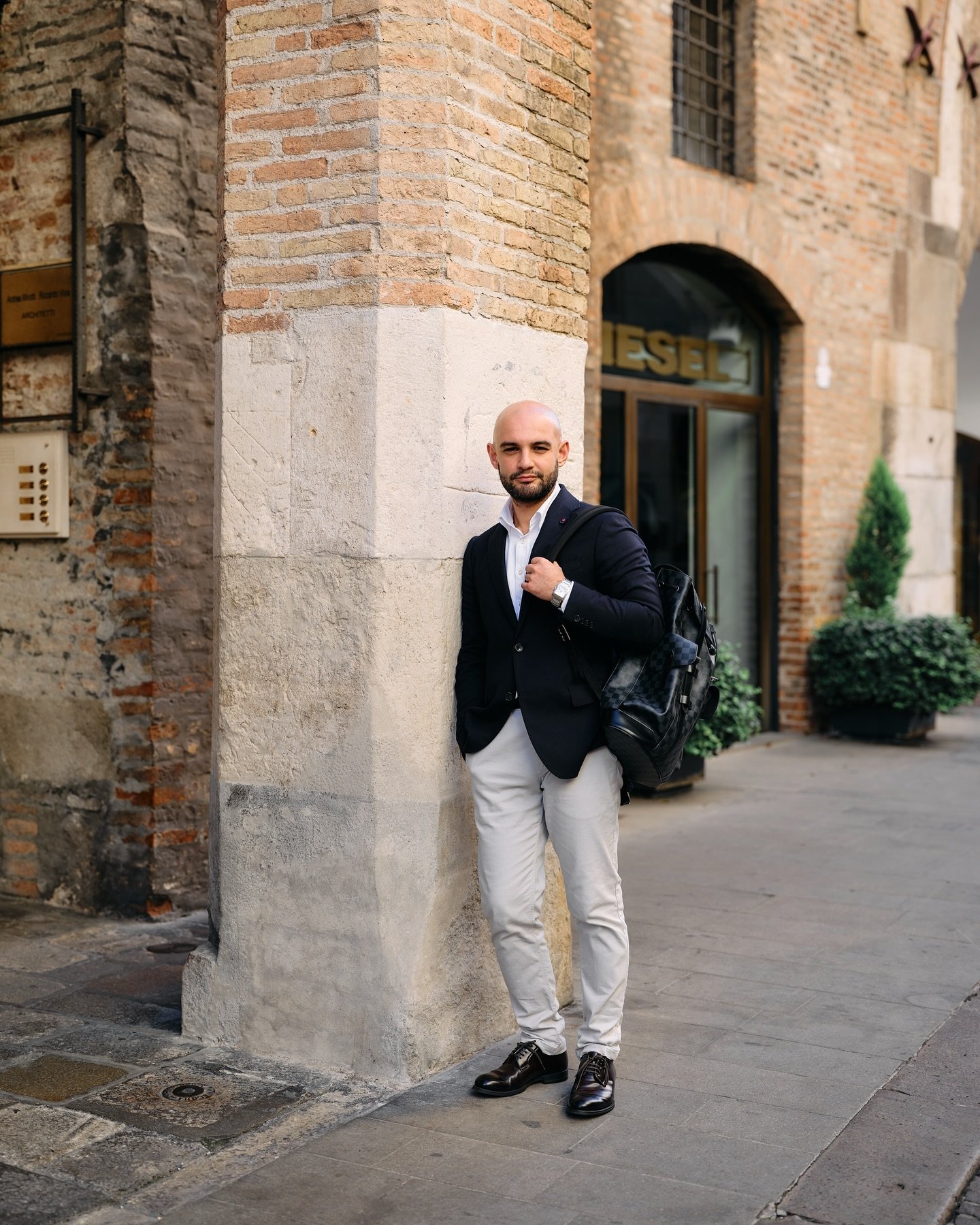 Definitely the most beautiful season to experience in Northern Italy. Sunny days where you are surrounded by rust-colored panoramas at the end of the avenues that make our old cities even more fascinating and inspiring. Nothing can be sweeter and mor