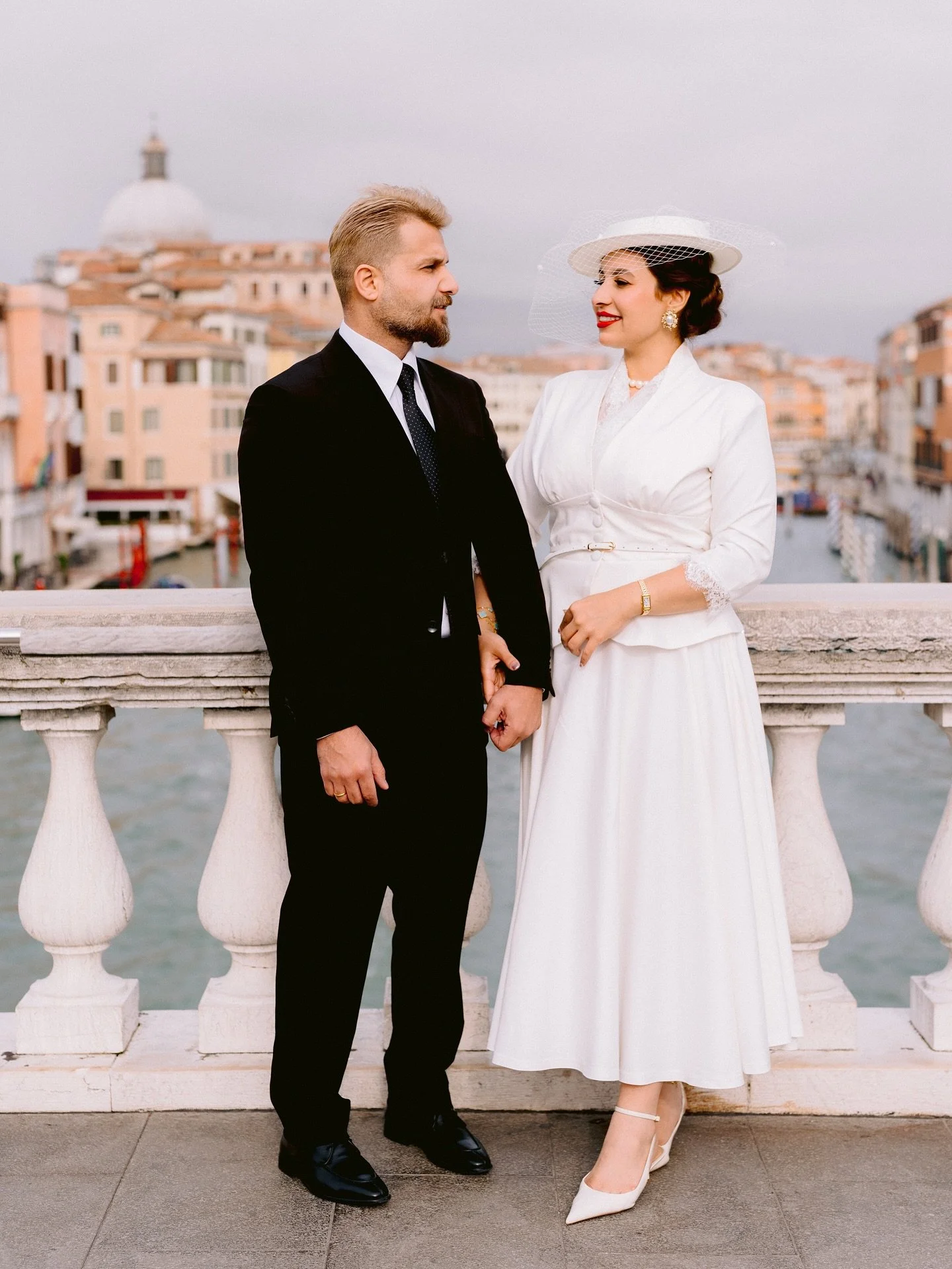 ✨ 70s vibes in Venice, at the start of fall&hellip; timeless elegance meets the magic of the lagoon.
Every corner turns into a movie set, every glance feels like a love letter.
Couples who choose Venice don&rsquo;t just visit a city &ndash; they step