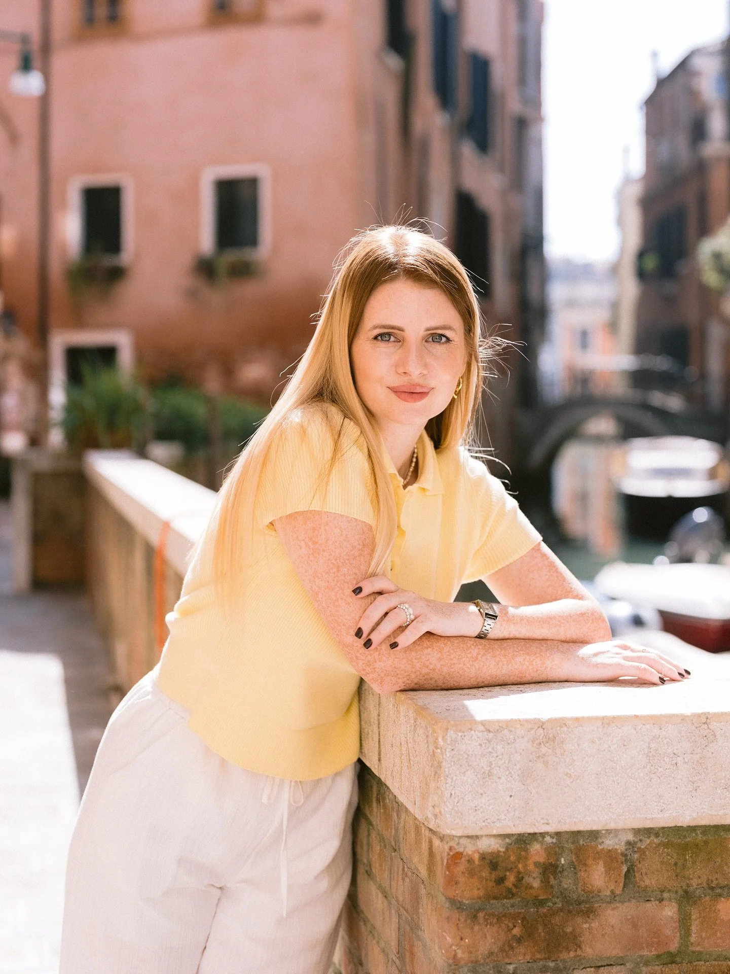 ✨ Sunlit days wandering through Venice&rsquo;s hidden corners. A little yellow, a little white, and a city that makes everything feel timeless. 🌿 @greem48 

&bull;
&bull;
&bull;

#venicephotographer#venicecoupleshoot#veniceproposal#veniceengagement#
