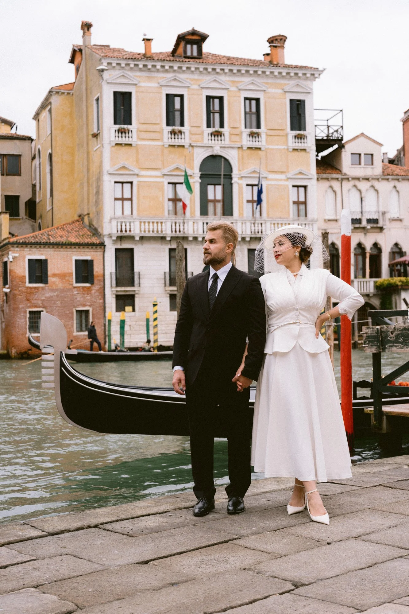 vintage-couple-venice-archway-17.jpg