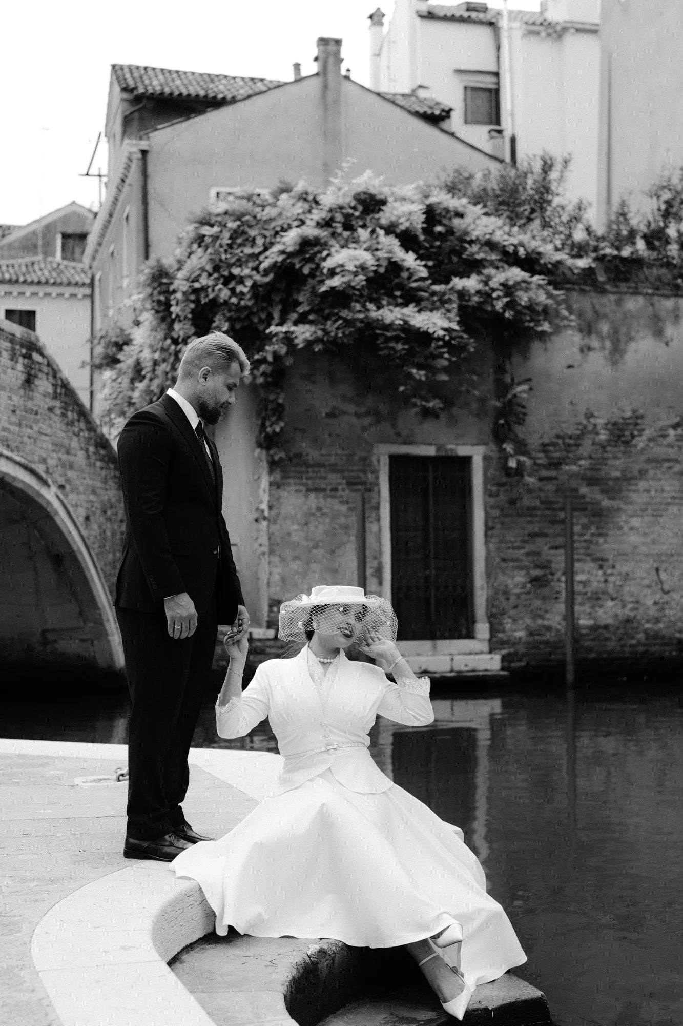 black-and-white-venice-couple-portrait-10.jpg