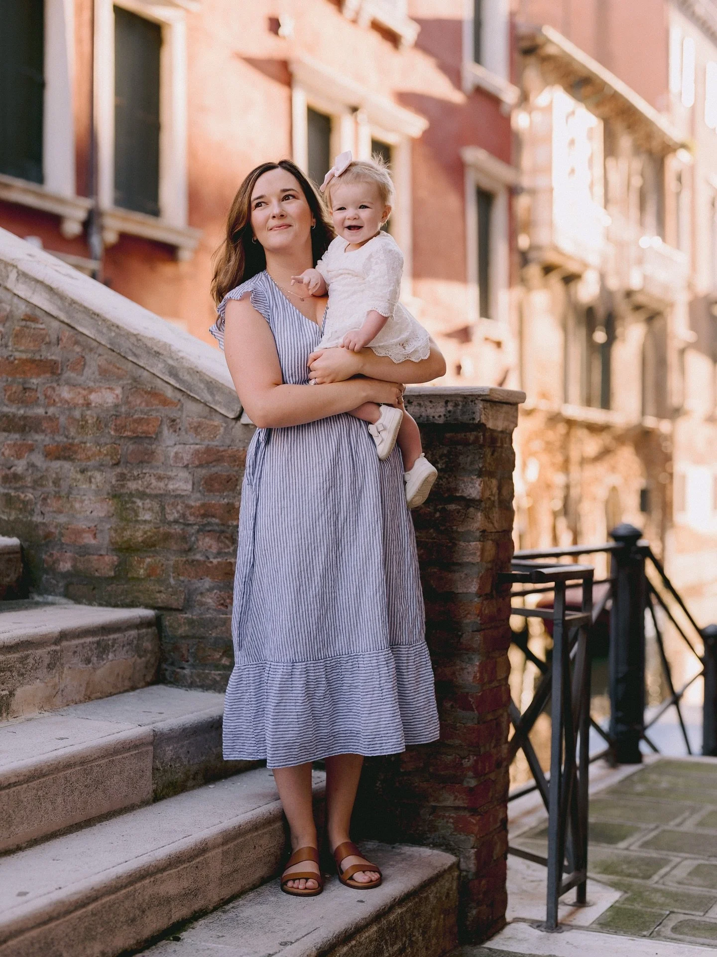 Soft morning light, quiet canals, and a family full of love. Venice has a special way of slowing time &mdash; just enough to capture the gentle joy in moments like these.

&bull;
&bull;
&bull;

#venicephotographer#venicefamilyphotographer#venicephoto