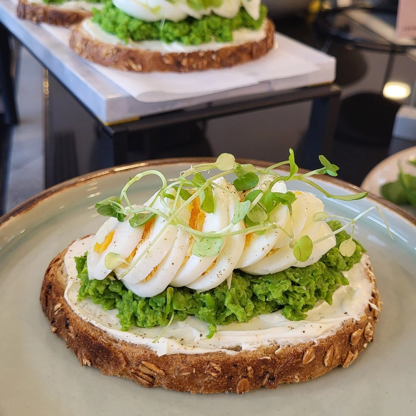 Looking for a great start to your morning? 

On the counter this morning is this stunningly delicious crushed pea, organic egg, and plant-based sour cream on toasted oat sourdough. 

Fresh, light and delicious. Did we mention it's good for you and th