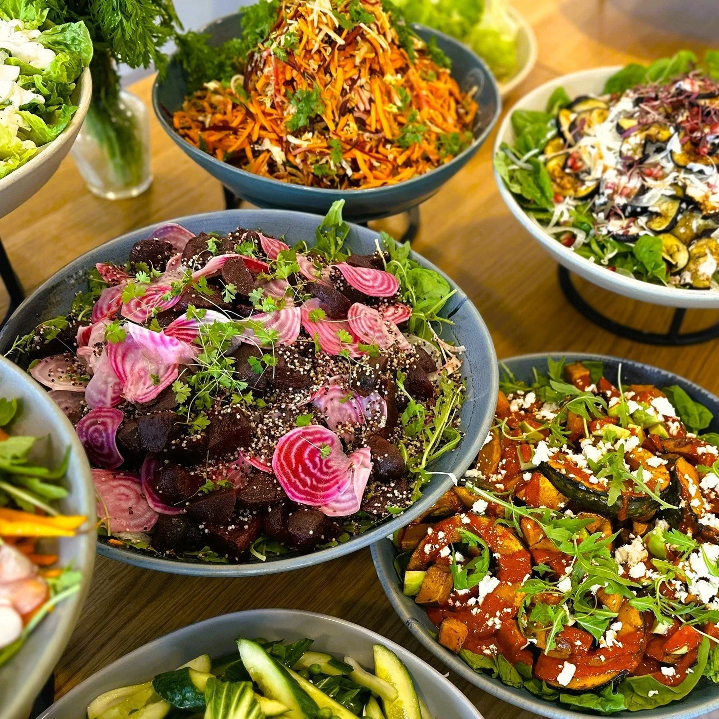 While the weather may still feel like a dull winter day, we bring some sunshine to our customers at lunchtime through their delicious seasonal salads. Enough to brighten anyone's day!

#honestlysourced #expertlydelivered #totallydelicious #healthyeat