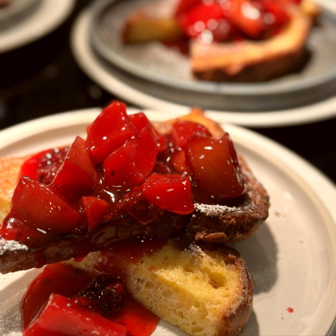 On these chilly autumn mornings, nothing beats a warming (and slightly decadent) breakfast!

Today, our customers are tucking into Madagascan vanilla brioche French toast with a warm spiced apple and blackberry compote 🍎🍞🍂
