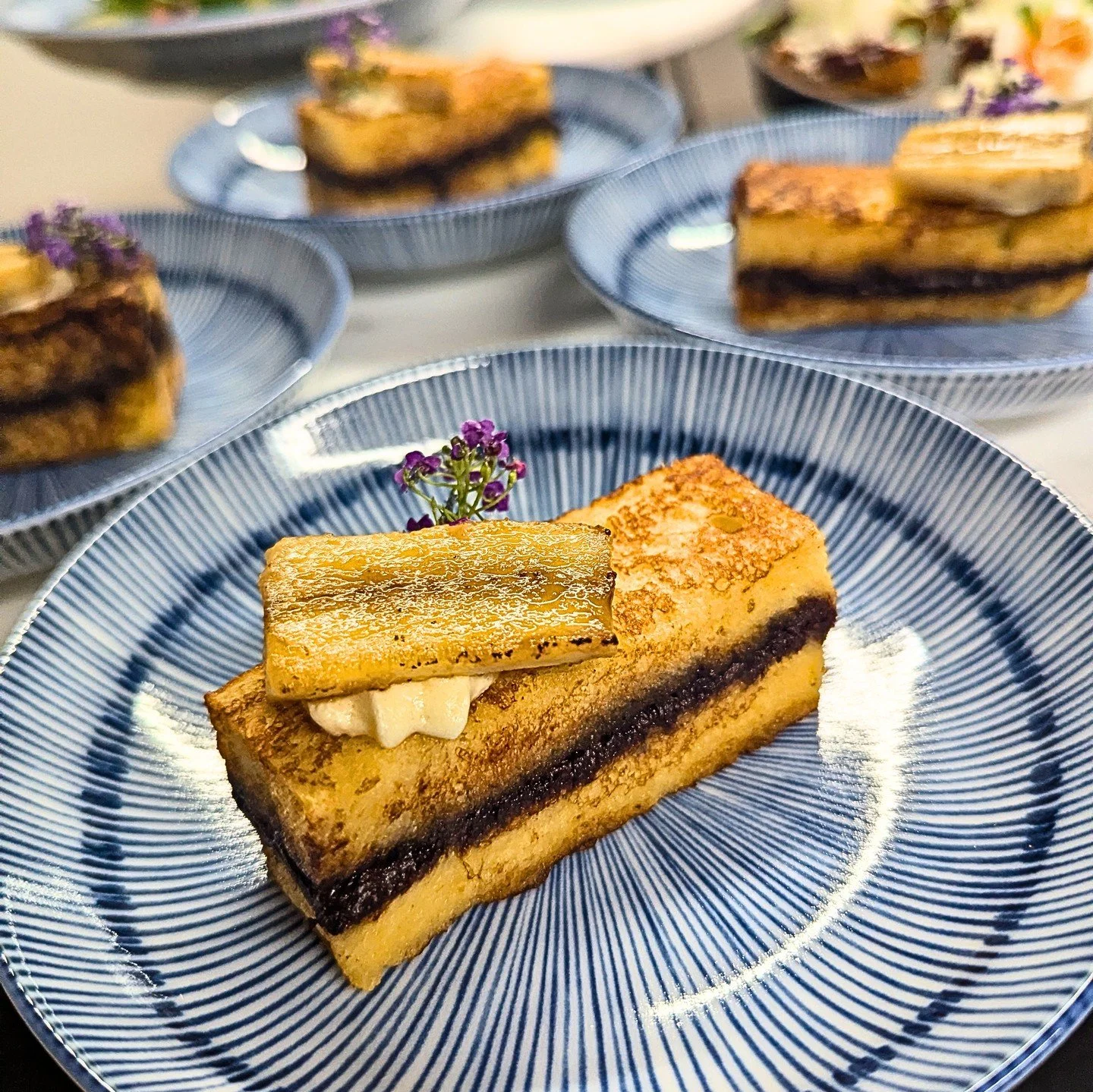 It's Friday, the sun is shining, and the only thing that could kick the weekend off to an even better start is a deliciously decadent brunch 🤩
Yesterday this utterly moreish caramelised banana &amp; dark chocolate French toast was on the menu at a b