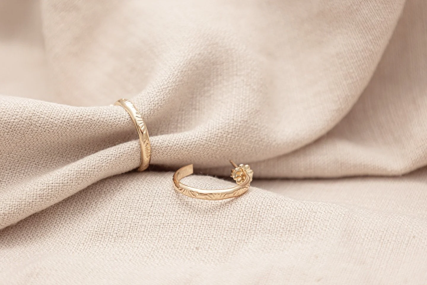 V I B E S || ✨ Our new Oasis Hoop Earrings are simply dreamy 😌 What are your pair of go-to everyday earrings (Forever Aesthetic or not!) 🤍
www.foreveraesthetic.com.au
#goldfilled #goldfilledjewellery #goldfilledhoops #goldfilledearrings #handmade #