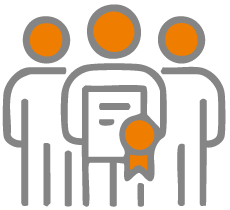 Drie mensen met oranje hoofden, één houdt een document met een badge.