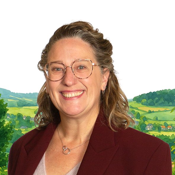 Portret van een lachende vrouw met brillen, grijsbruin haar en een burgundy jas, voor een geïllustreerde landelijke achtergrond.